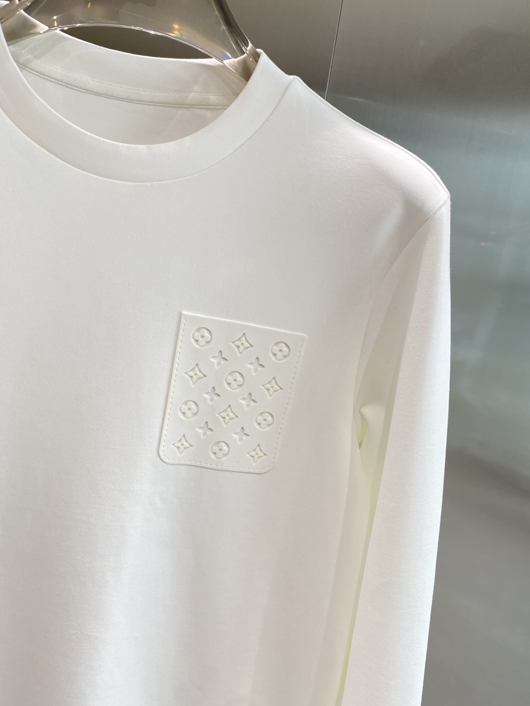 《𝙉𝙚𝙬🤍🖤LV》25秋冬新品空气层 圆领卫衣，正面品牌标识设计，创意重释品牌标志性设计，采用400克重