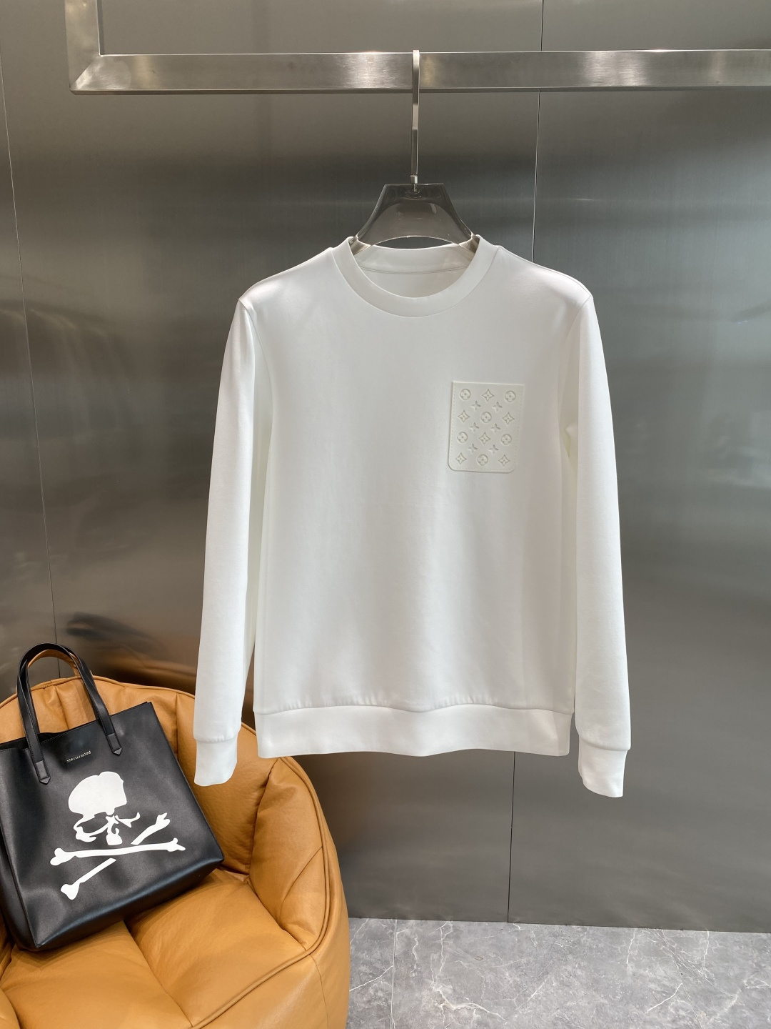 《𝙉𝙚𝙬🤍🖤LV》25秋冬新品空气层 圆领卫衣，正面品牌标识设计，创意重释品牌标志性设计，采用400克重