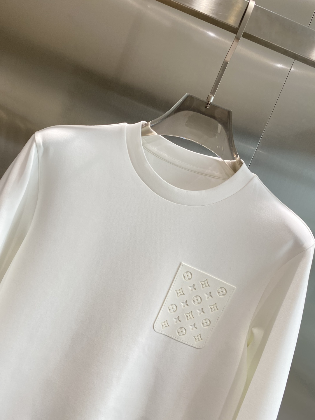 《𝙉𝙚𝙬🤍🖤LV》25秋冬新品空气层 圆领卫衣，正面品牌标识设计，创意重释品牌标志性设计，采用400克重