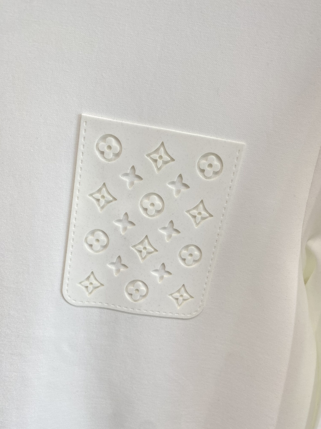 《𝙉𝙚𝙬🤍🖤LV》25秋冬新品空气层 圆领卫衣，正面品牌标识设计，创意重释品牌标志性设计，采用400克重