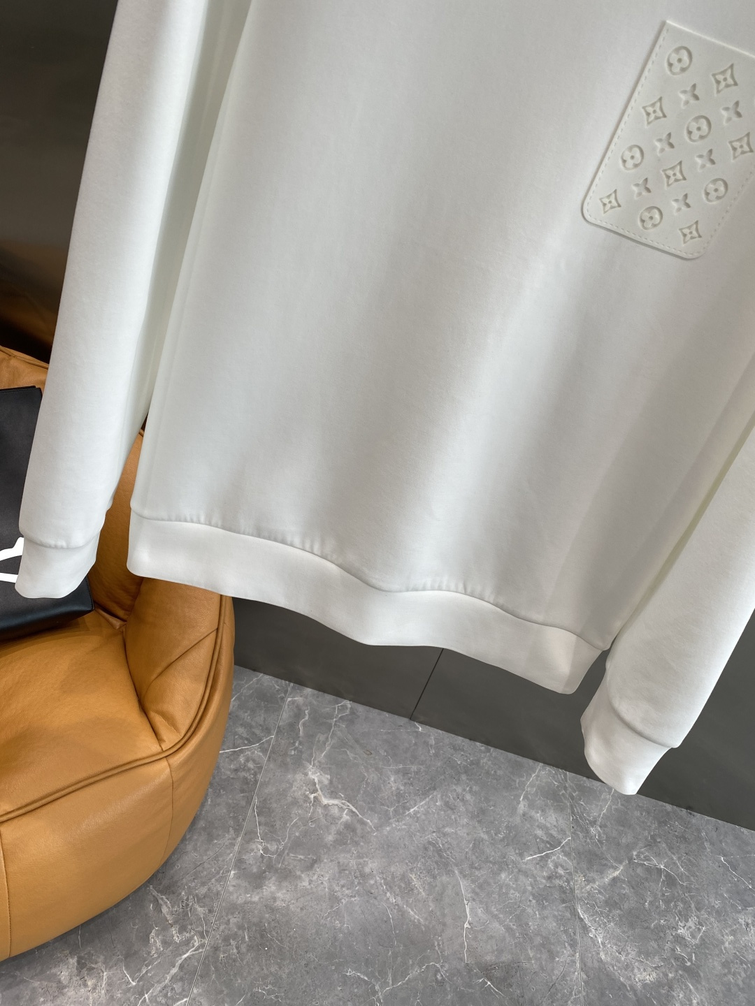 《𝙉𝙚𝙬🤍🖤LV》25秋冬新品空气层 圆领卫衣，正面品牌标识设计，创意重释品牌标志性设计，采用400克重