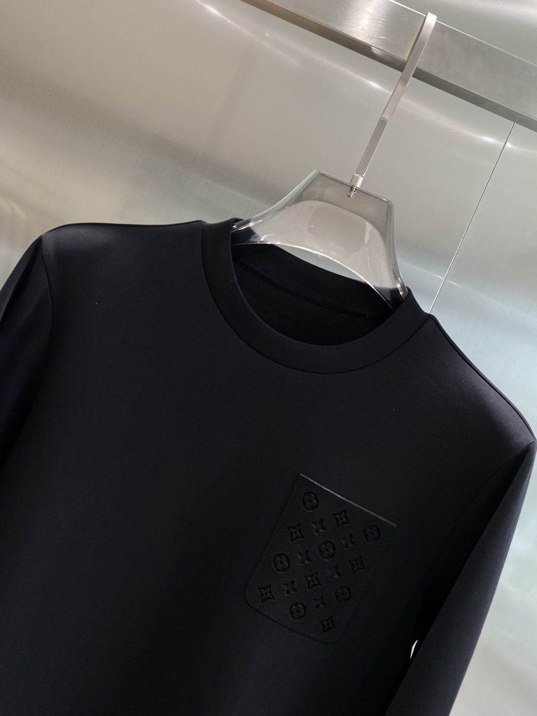 《𝙉𝙚𝙬🤍🖤LV》25秋冬新品空气层 圆领卫衣，正面品牌标识设计，创意重释品牌标志性设计，采用400克重