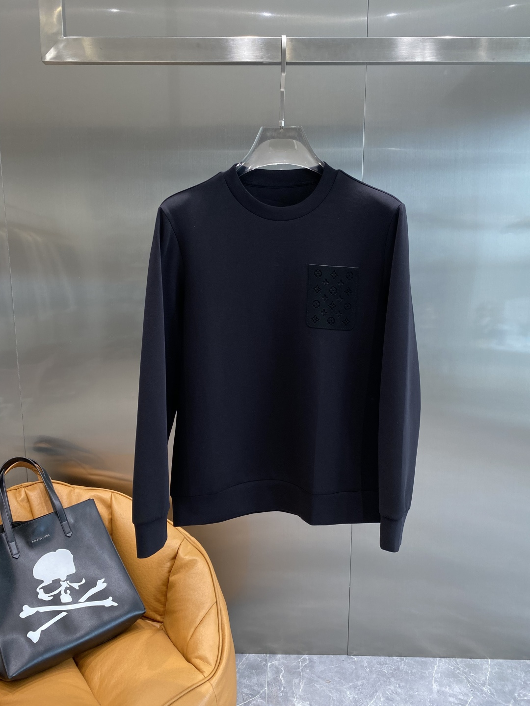 《𝙉𝙚𝙬🤍🖤LV》25秋冬新品空气层 圆领卫衣，正面品牌标识设计，创意重释品牌标志性设计，采用400克重