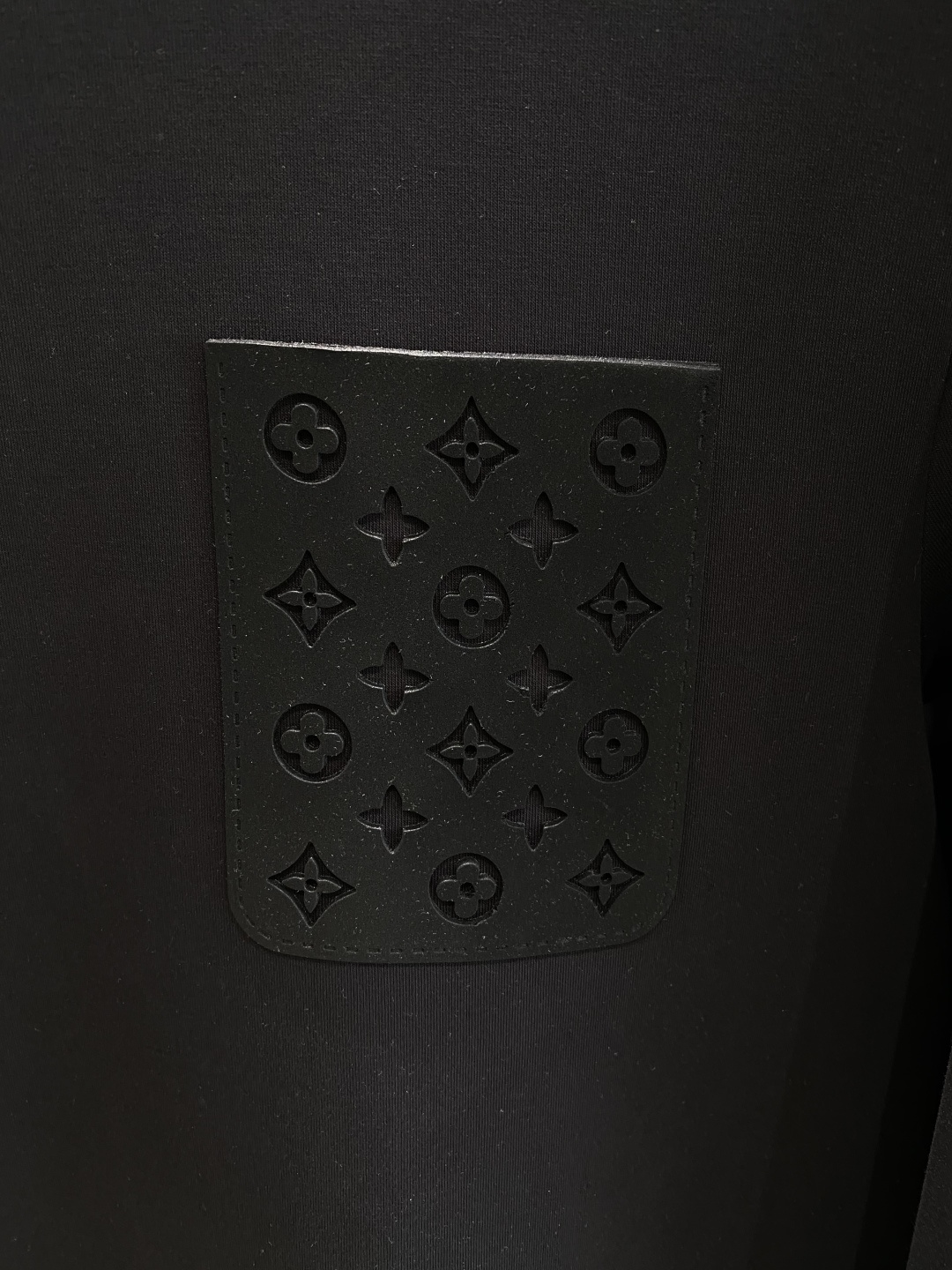 《𝙉𝙚𝙬🤍🖤LV》25秋冬新品空气层 圆领卫衣，正面品牌标识设计，创意重释品牌标志性设计，采用400克重