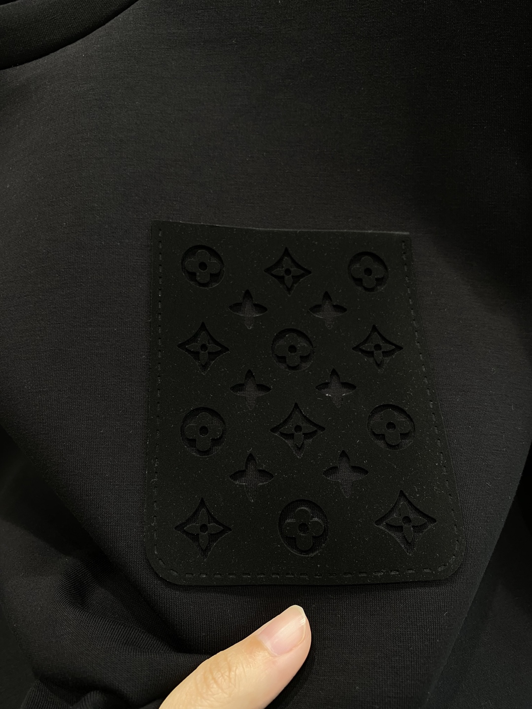 《𝙉𝙚𝙬🤍🖤LV》25秋冬新品空气层 圆领卫衣，正面品牌标识设计，创意重释品牌标志性设计，采用400克重