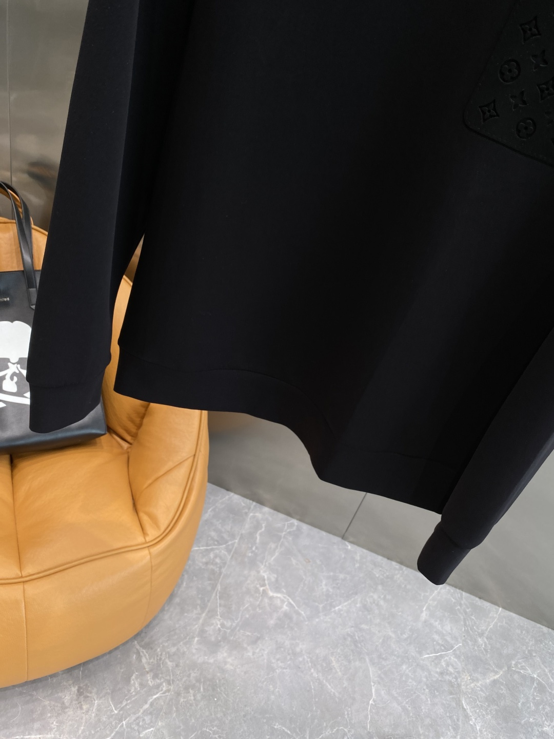 《𝙉𝙚𝙬🤍🖤LV》25秋冬新品空气层 圆领卫衣，正面品牌标识设计，创意重释品牌标志性设计，采用400克重