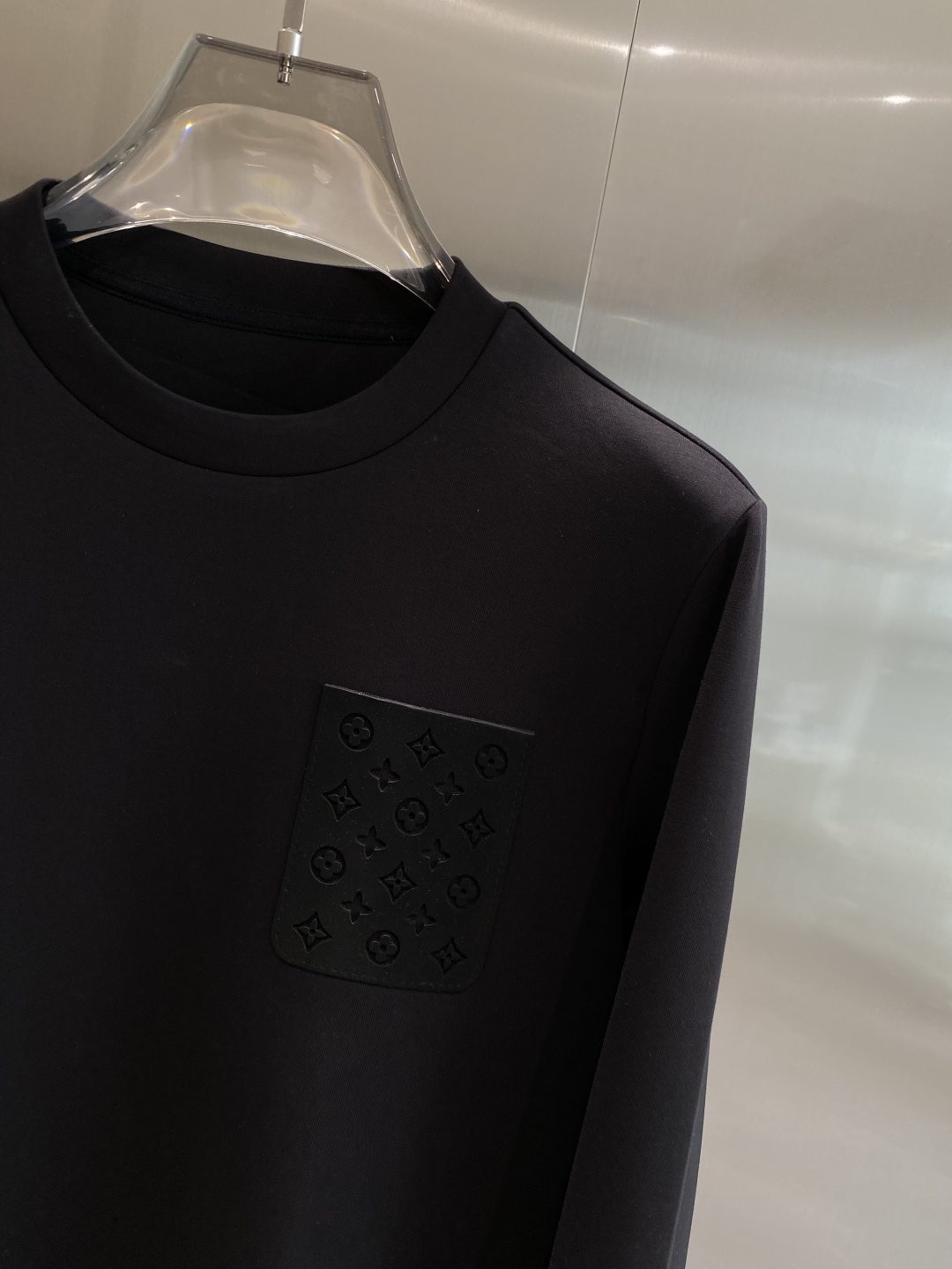 《𝙉𝙚𝙬🤍🖤LV》25秋冬新品空气层 圆领卫衣，正面品牌标识设计，创意重释品牌标志性设计，采用400克重