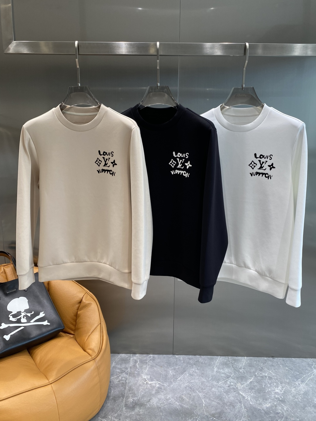 《𝙉𝙚𝙬🤍🖤LV》25秋冬新品空气层 圆领卫衣，正面品牌标识设计，创意重释品牌标志性设计，采用400克重