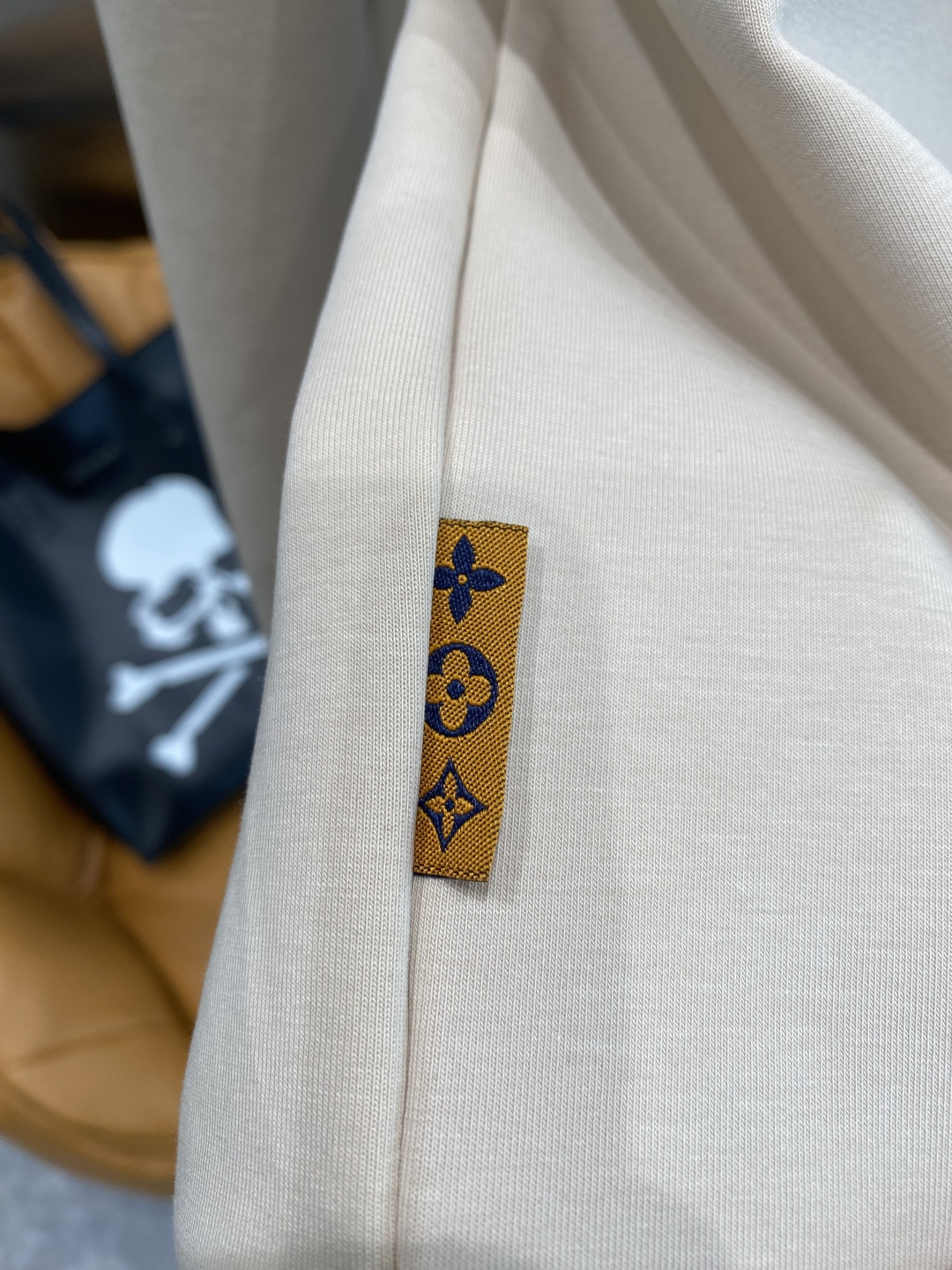 《𝙉𝙚𝙬🤍🖤LV》25秋冬新品空气层 圆领卫衣，正面品牌标识设计，创意重释品牌标志性设计，采用400克重