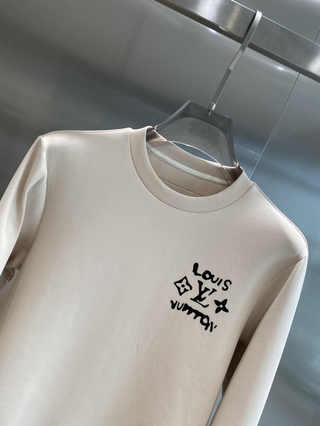 《𝙉𝙚𝙬🤍🖤LV》25秋冬新品空气层 圆领卫衣，正面品牌标识设计，创意重释品牌标志性设计，采用400克重