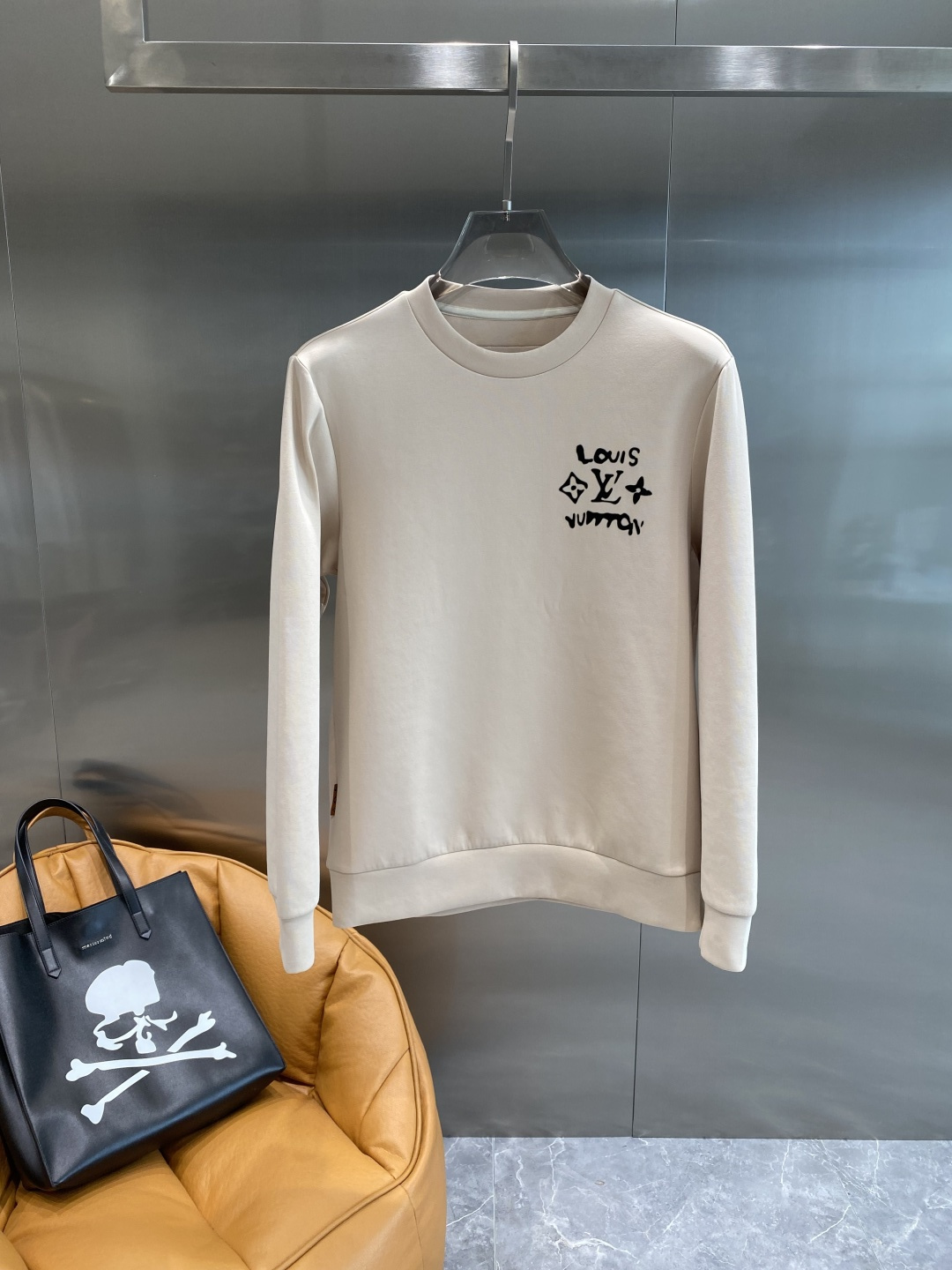 《𝙉𝙚𝙬🤍🖤LV》25秋冬新品空气层 圆领卫衣，正面品牌标识设计，创意重释品牌标志性设计，采用400克重