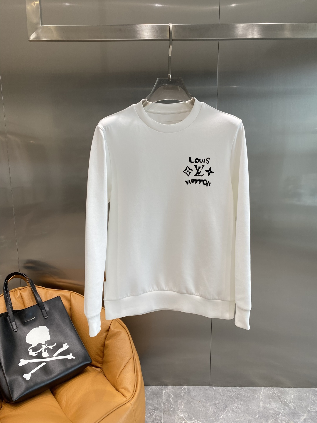 《𝙉𝙚𝙬🤍🖤LV》25秋冬新品空气层 圆领卫衣，正面品牌标识设计，创意重释品牌标志性设计，采用400克重