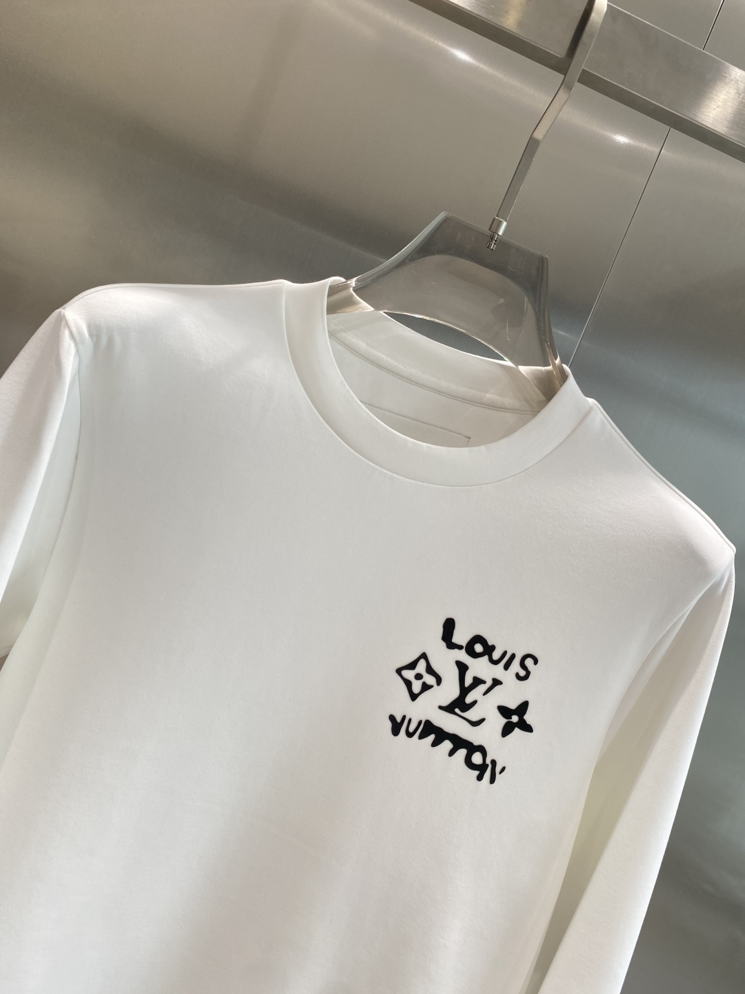 《𝙉𝙚𝙬🤍🖤LV》25秋冬新品空气层 圆领卫衣，正面品牌标识设计，创意重释品牌标志性设计，采用400克重