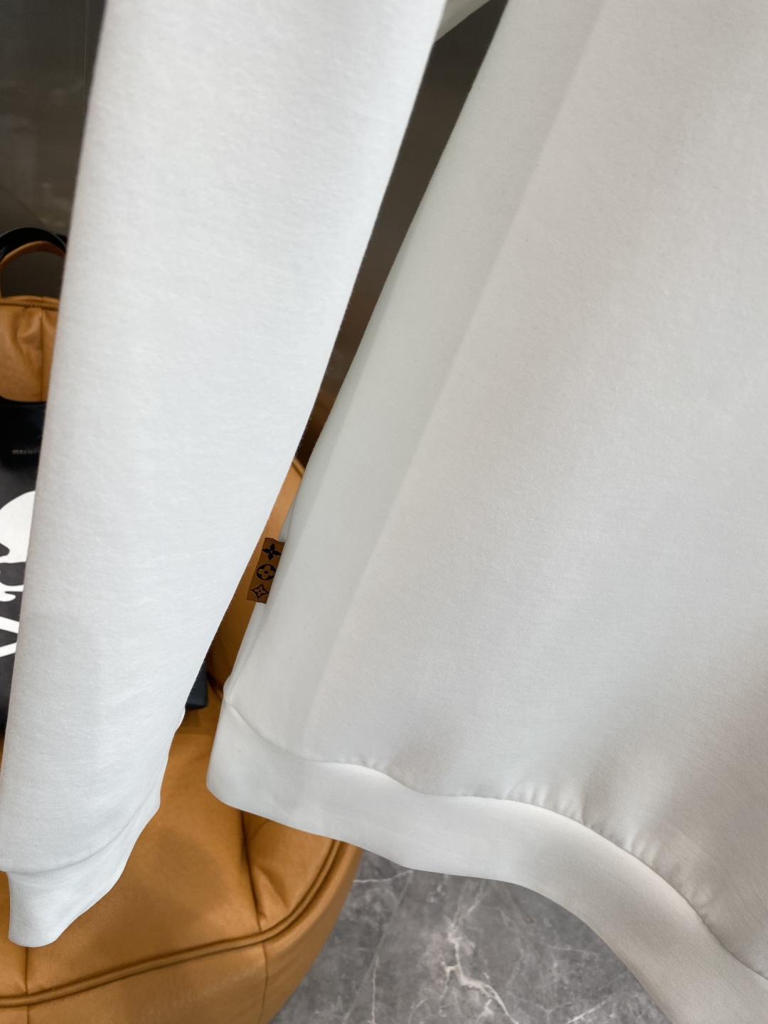 《𝙉𝙚𝙬🤍🖤LV》25秋冬新品空气层 圆领卫衣，正面品牌标识设计，创意重释品牌标志性设计，采用400克重