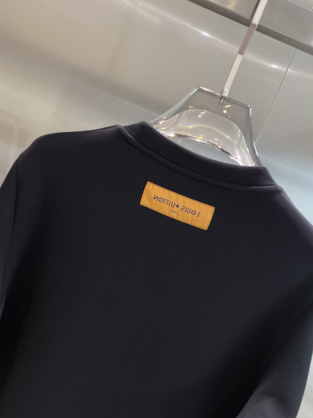 《𝙉𝙚𝙬🤍🖤LV》25秋冬新品空气层 圆领卫衣，正面品牌标识设计，创意重释品牌标志性设计，采用400克重