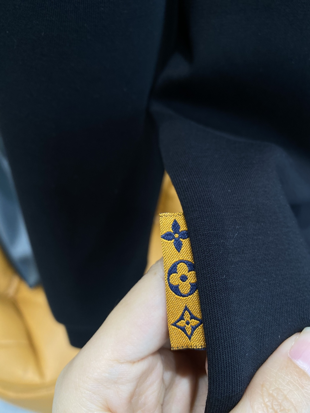 《𝙉𝙚𝙬🤍🖤LV》25秋冬新品空气层 圆领卫衣，正面品牌标识设计，创意重释品牌标志性设计，采用400克重