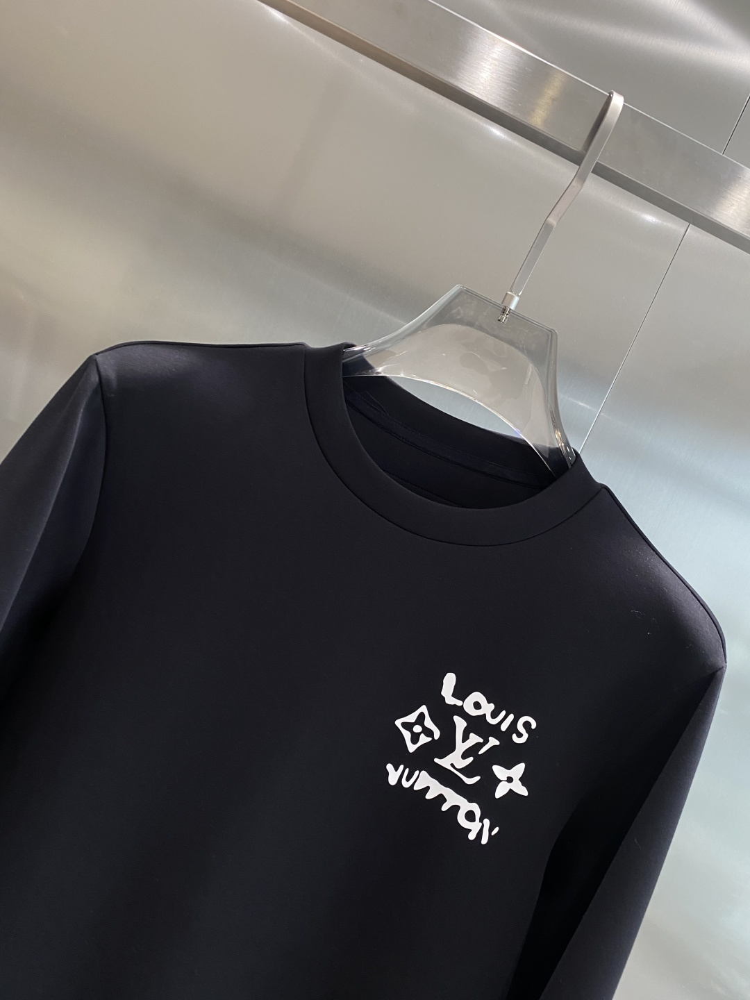 《𝙉𝙚𝙬🤍🖤LV》25秋冬新品空气层 圆领卫衣，正面品牌标识设计，创意重释品牌标志性设计，采用400克重