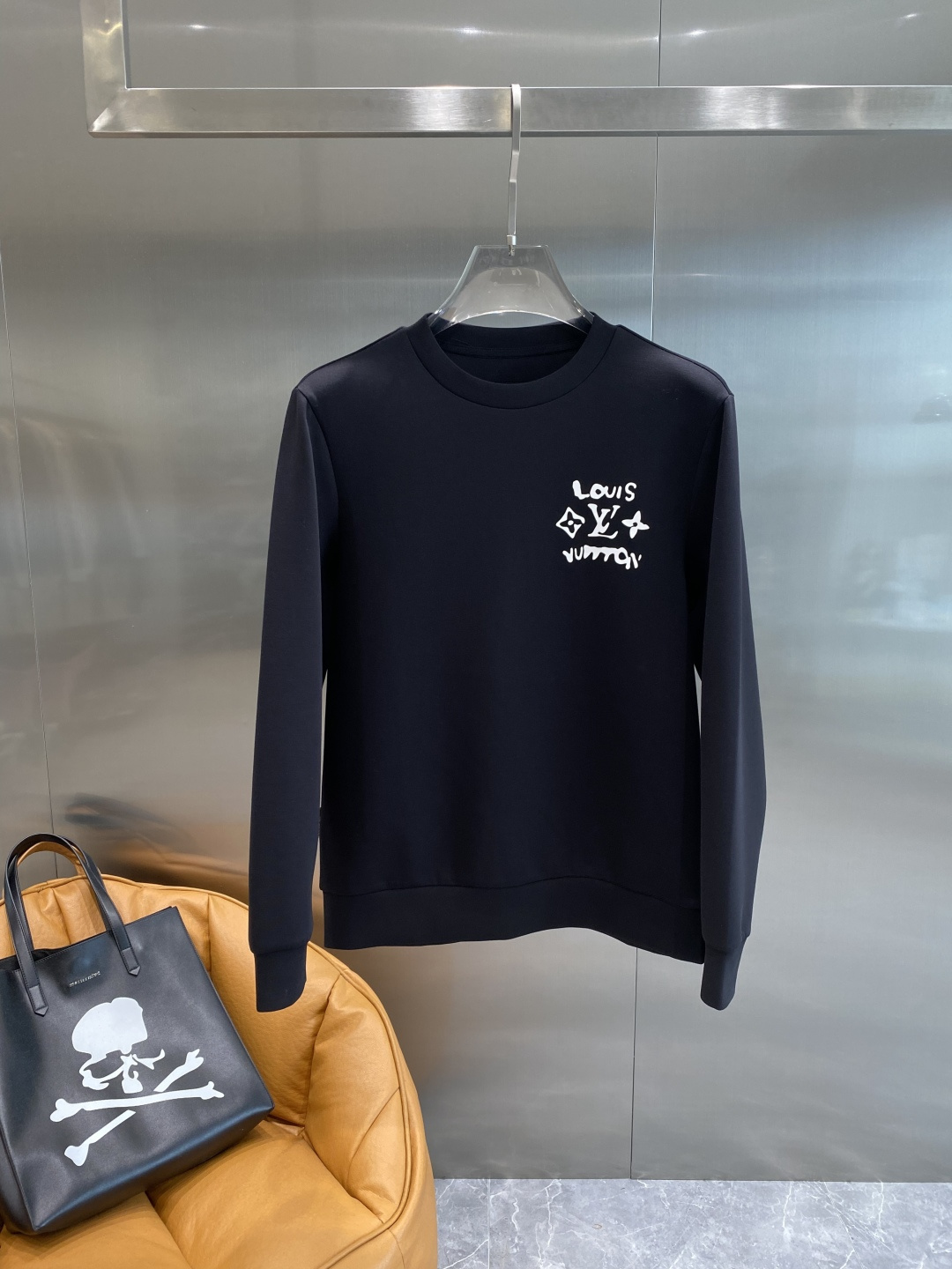 《𝙉𝙚𝙬🤍🖤LV》25秋冬新品空气层 圆领卫衣，正面品牌标识设计，创意重释品牌标志性设计，采用400克重