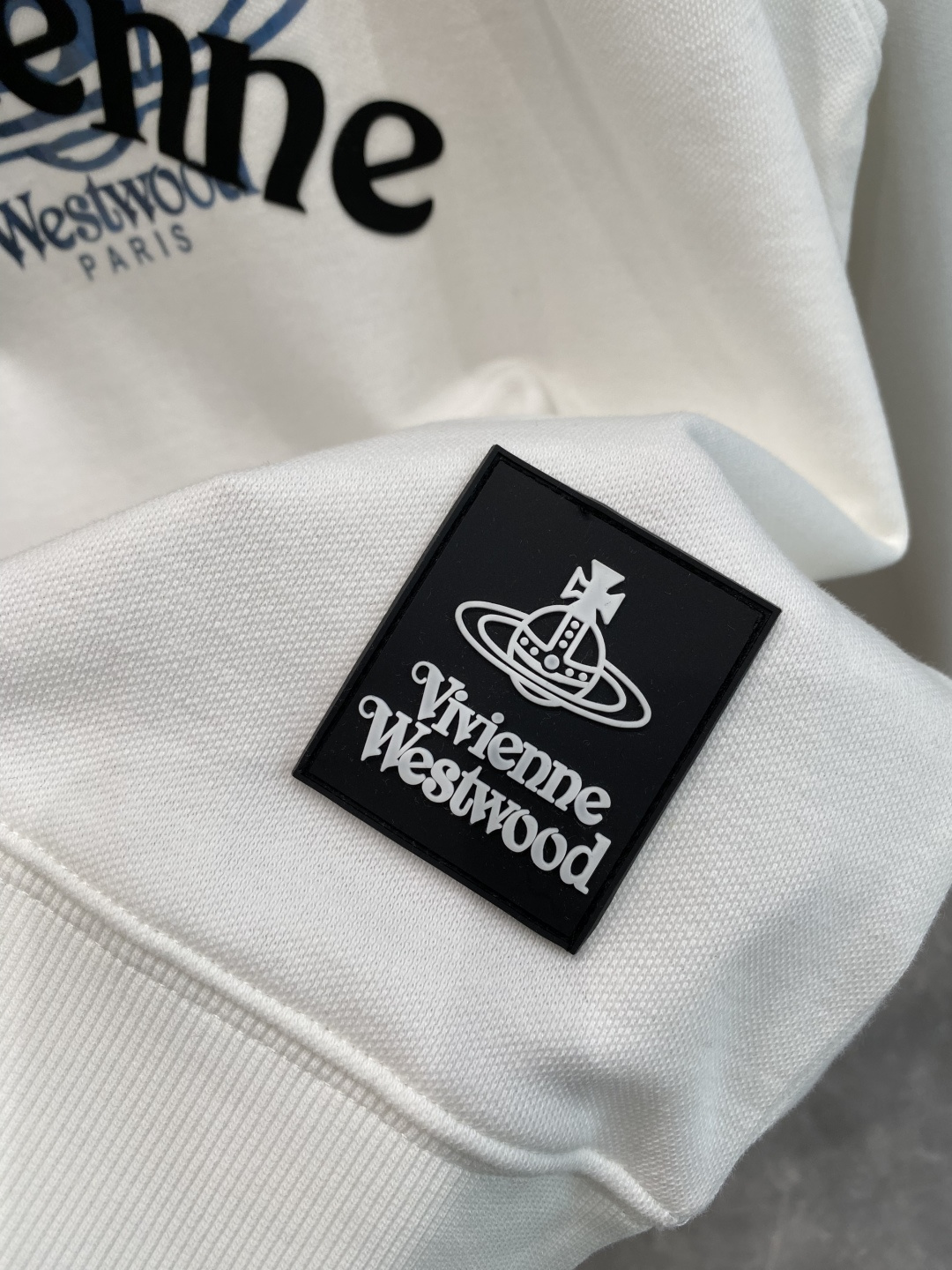 《𝙉𝙚𝙬🤍🖤西太后》2025秋季最新款，专柜同步有售，原单狠货，爆款时尚休闲卫衣，进口原版面料，独特设计