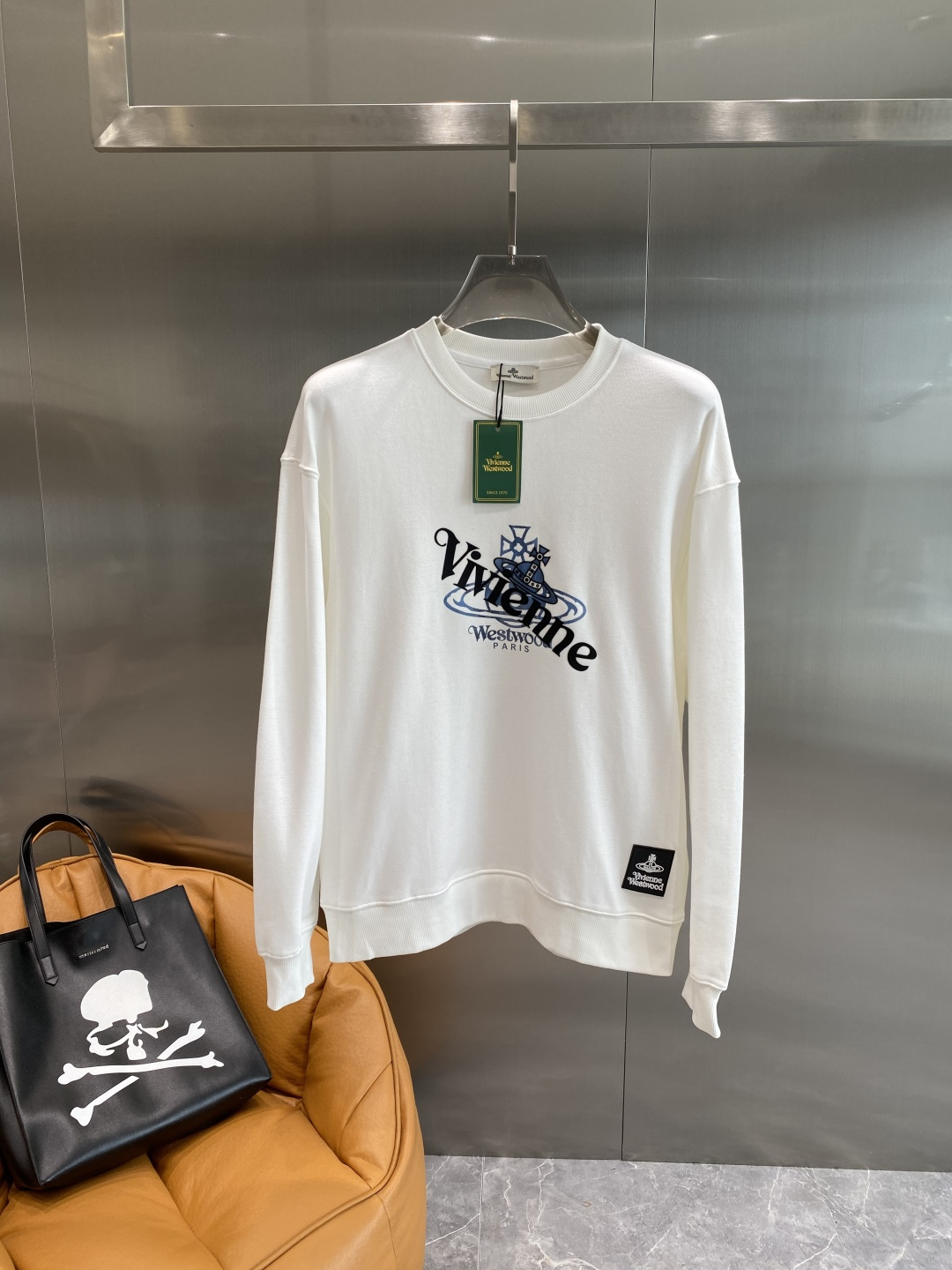 《𝙉𝙚𝙬🤍🖤西太后》2025秋季最新款，专柜同步有售，原单狠货，爆款时尚休闲卫衣，进口原版面料，独特设计