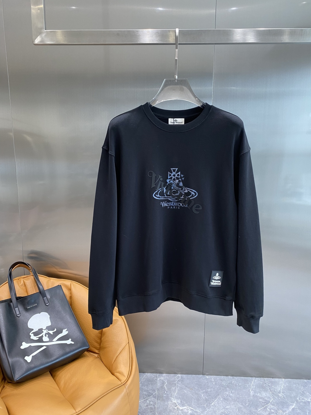 《𝙉𝙚𝙬🤍🖤西太后》2025秋季最新款，专柜同步有售，原单狠货，爆款时尚休闲卫衣，进口原版面料，独特设计