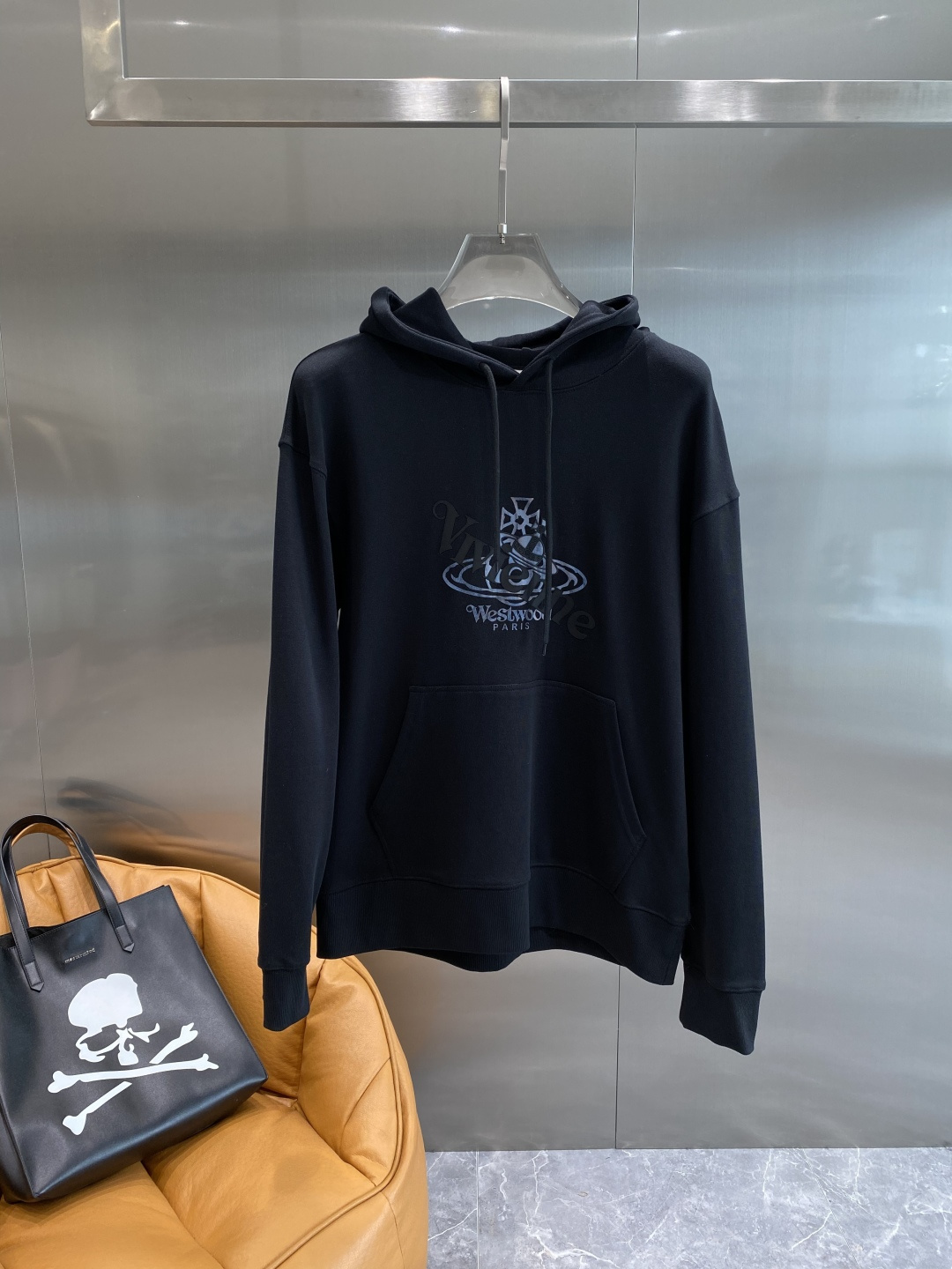 《𝙉𝙚𝙬🤍🖤西太后》2025秋季最新款，专柜同步有售，原单狠货，爆款时尚休闲连帽卫衣，进口原版面料，独特