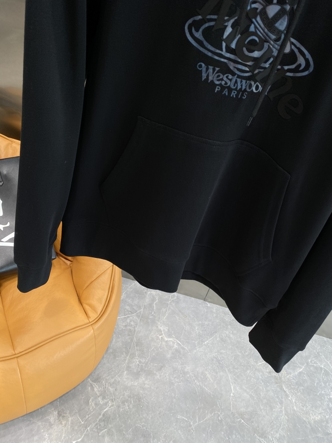 《𝙉𝙚𝙬🤍🖤西太后》2025秋季最新款，专柜同步有售，原单狠货，爆款时尚休闲连帽卫衣，进口原版面料，独特