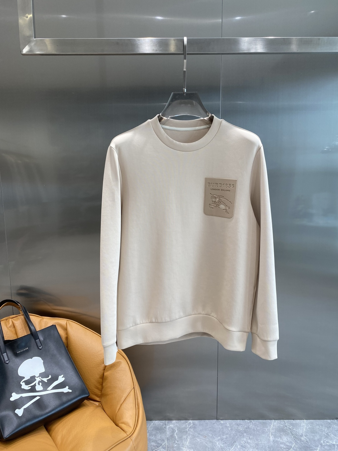 《𝙉𝙚𝙬🤍🖤巴家》25秋冬新品空气层 圆领卫衣，正面品牌标识设计，创意重释品牌标志性设计，采用400克重