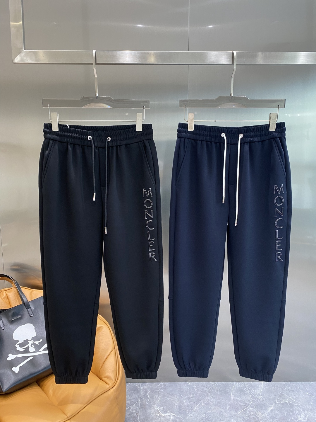 NO:595166,'Mengjia' exclusively provides high-end version of new casual pants!  Custom-made fabrics at the counter are highly breathable and comfortable, with impeccable details and brand element design concepts, reflecting high quality. It feels delicate and soft!  It presents a casual cut and the upper body shape is awesome!  Size: M-3XL,,alexander wang19860909《蒙家》 独家专供新款休闲裤 高端版本！专柜定制面料 透气舒适度高,细节无可挑剔,品牌元素设计理念,体现高品质.手感细腻柔软！呈现休闲裁剪,上身版型超赞！码数: M-3XL,,alexander wang,Men's clothing