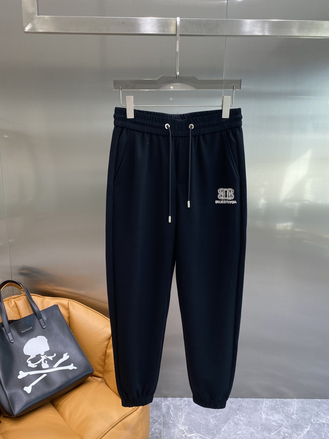 NO:595162,'Paris Home' 2025 new autumn and winter casual pants!  On sale simultaneously on the official website. The brand's classic LOGO casual pants are extremely comfortable and have a strong touch. They are highly recognizable and have perfect appearance and craftsmanship. Sizes M-3XL, balenciaga, alexander wang19860909《巴黎家》 2025秋冬新款休闲裤！官网同步发售.品牌经典LOGO休闲裤 ,舒适度极好,手触感强烈.辨识度极高,完美品相工艺. 尺码M-3XL,,balenciaga,alexander wang,Men's clothing