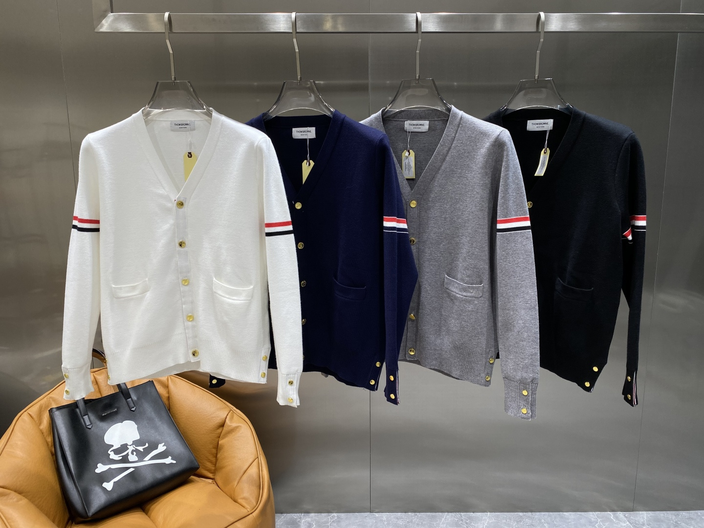 NO:564376,'TB Home' new autumn and winter men's wool knitted cardigan jacket. The counter is selling hot-selling items, and every major fashion buyer star has a versatile item. Simple and fashionable, it is very beautiful, and the upper body is full of gentleman style. The whole sweater not only has exquisite texture and craftsmanship, but also the wiring is even and neat. The overall beauty and elegance ensure that the silhouette of the clothes is not easy to deform. Customized wool fabric  It is neither too loose nor too tight, and has very good recovery properties. A fashion item that is both cold-proof and fashionable in autumn and winter. m-3XL, jackets & coats, sweaters, alexander wang19860909《TB家》 秋冬新款男士羊毛针织开衫外套.专柜在售爆款单品,各大时尚买手明星人手一件的百搭单品.简单时尚甚是好看,上身绅士范十足.整件毛衣不单纹理工艺精美,走线更是精工细作均匀整齐.整体美观大方保证了衣服的廓形不易变形.定制羊毛面料 既不会很宽松也不会很紧绷,恢复性非常好.秋冬御寒与时尚兼备的一款时装单品.m-3XL隔天,,jackets & coats,sweaters,alexander wang,Men's clothing