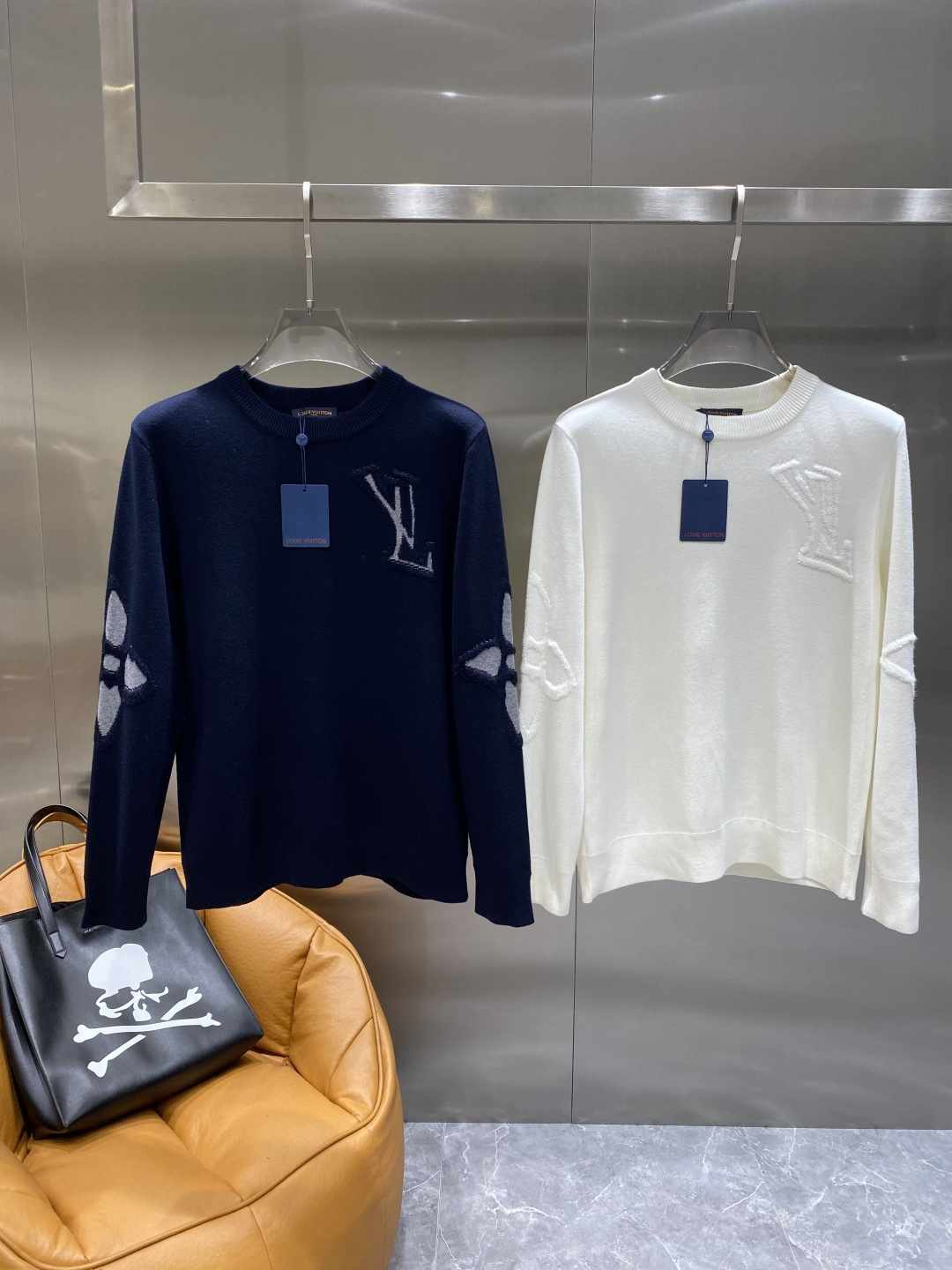 NO:564306,'Donkey Family' new autumn and winter sweaters. High-quality Italian imported fabrics, high-density knitting, fashionable and versatile sweaters, very handsome. The classic logo is more durable and less likely to deform. The counter version can be easily held in various styles. The sought-after classic fashion style has become popular all over the world!  Size M-3XL next day,,louis vuitton,louis vuitton,sweaters,alexander wang19860909《驴家》 秋冬新款毛衣 高品质意大利进口面料,高密度针织,时尚百搭毛衣,帅气十足.经典Logo标志 更耐穿更加不易变形,专柜版型,各种风格都能轻松Hold住,追捧的经典时尚款 已经风靡全球！码数M-3XL隔天,,louis vuitton,louis vuitton,sweaters,alexander wang,Men's clothing