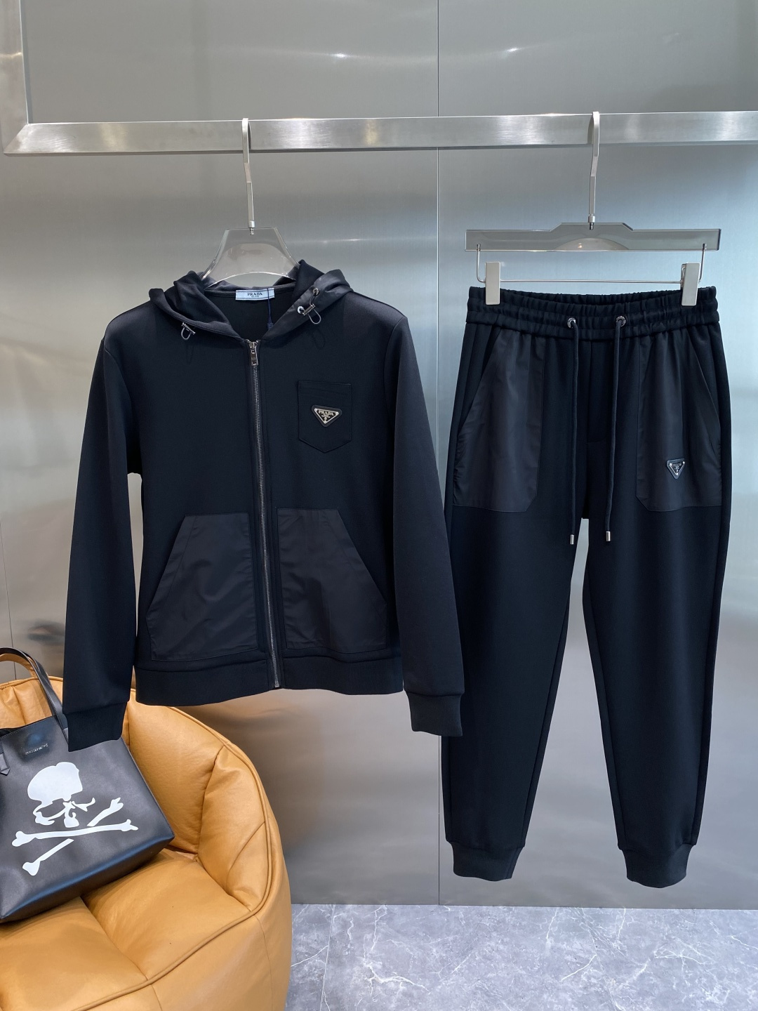 NO:564388,'Pu Jia' New casual suits for early autumn!  The counters are synchronized. The details are exquisite and high-end, and the brand logo is full of high-end feeling. Custom-woven fabrics are more youthful and energetic. Customized high-end fabrics, the upper body is crisp and stylish, comfortable and not tight. The customized metal logo zippers are very classy, ​​and the clean and neat tailoring is full of urban style. You will feel good when you wear it. It is the first choice for high-end fashion people, and the upper body effect is super good-looking!  Size M-3XL next day, prada, alexander wang19860909《普家》 早秋新款休闲套装！专柜同步.细节精致高级,品牌logo高级感满满.定织面料更显年轻活力,定制高端面料,上身挺括有型,舒适不紧绷.定制金属logo拉链非常有档次,干净利落的剪裁都市风十足,穿上心情就好,高端潮流时尚人士首选,上身效果超级好看！ 码数M-3XL隔天,,prada,alexander wang,Men's clothing