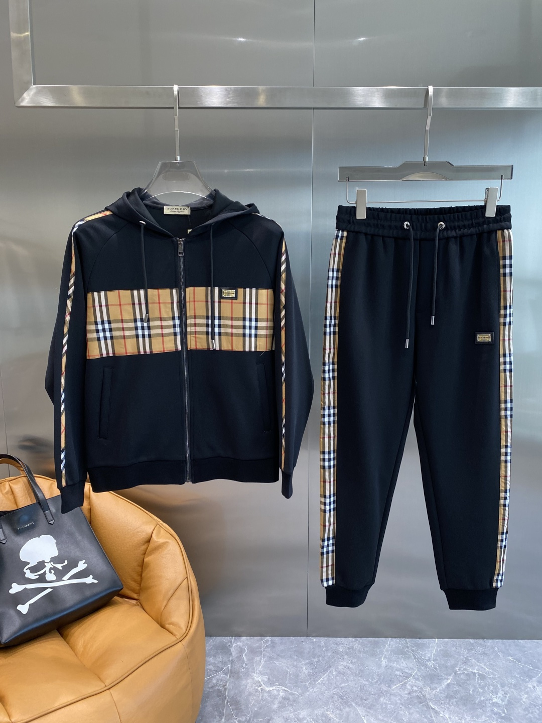 NO:564383,'Bajia' new casual suits for early autumn!  The counters are synchronized. The details are exquisite and high-end, and the brand logo is full of high-end feeling. Custom-woven fabrics are more youthful and energetic. Customized high-end fabrics, the upper body is crisp and stylish, comfortable and not tight. The customized metal logo zippers are very classy, ​​and the clean and neat tailoring is full of urban style. You will feel good when you wear it. It is the first choice for high-end fashion people, and the upper body effect is super good-looking!  Size M-3XL next day,,burberry,alexander wang19860909《巴家》 早秋新款休闲套装！专柜同步.细节精致高级,品牌logo高级感满满.定织面料更显年轻活力,定制高端面料,上身挺括有型,舒适不紧绷.定制金属logo拉链非常有档次,干净利落的剪裁都市风十足,穿上心情就好,高端潮流时尚人士首选,上身效果超级好看！ 码数M-3XL隔天,,burberry,alexander wang,Men's clothing