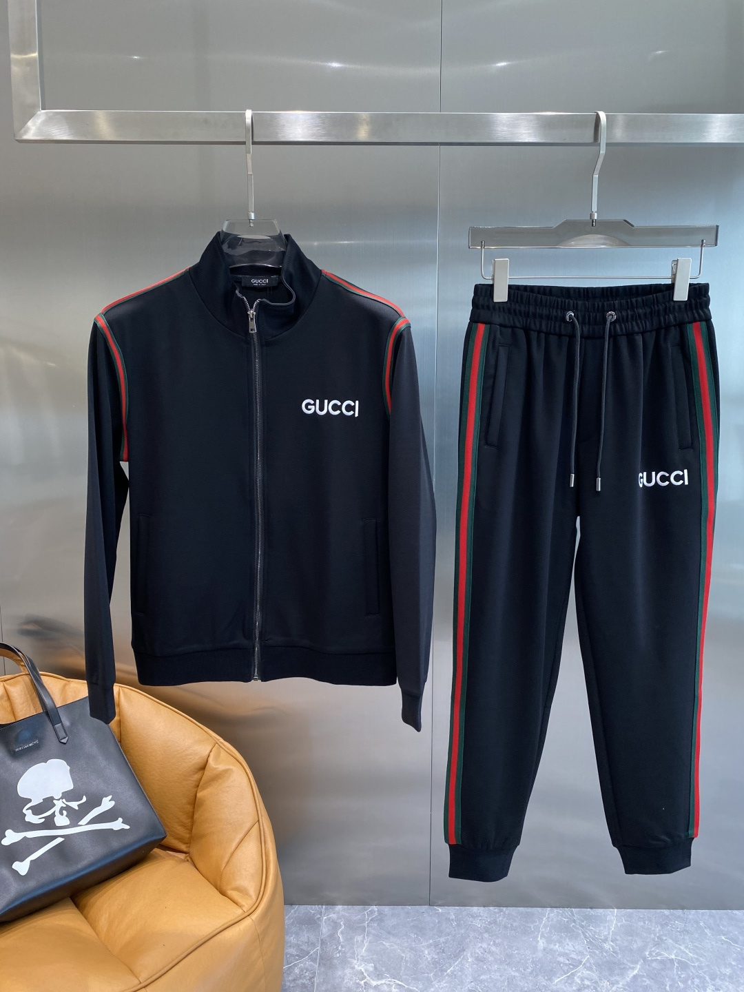 NO:564394,'Gujia' new casual suits for early autumn!  The counters are synchronized. The details are exquisite and high-end, and the brand logo is full of high-end feeling. Custom-woven fabrics are more youthful and energetic. Customized high-end fabrics, the upper body is crisp and stylish, comfortable and not tight. The customized metal logo zippers are very classy, ​​and the clean and neat tailoring is full of urban style. You will feel good when you wear it. It is the first choice for high-end fashion people, and the upper body effect is super good-looking!  Size M-3XL next day,,gucci,alexander wang19860909《古家》 早秋新款休闲套装！专柜同步.细节精致高级,品牌logo高级感满满.定织面料更显年轻活力,定制高端面料,上身挺括有型,舒适不紧绷.定制金属logo拉链非常有档次,干净利落的剪裁都市风十足,穿上心情就好,高端潮流时尚人士首选,上身效果超级好看！ 码数M-3XL隔天,,gucci,alexander wang,Men's clothing