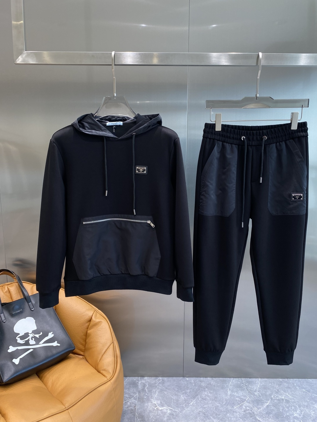 NO:564400,'Pujia' Autumn and winter new counter casual suits of the same style, breathable, comfortable and casual!  Full of high-end feel!  The details are exquisite and high-end, and the workmanship is impeccable!  The original high-end fabric is very high-end!  The fabric is crisp, anti-wrinkle and wear-resistant, warm and stylish. Everyone must buy a set this autumn and winter. It must look cool and handsome when worn. Recommended!  M-3XL next day,,prada,alexander wang19860909《普家》 秋冬新款专柜同款休闲套装,透气舒适休闲！高级感满满！细节精致高档,做工无可挑剔！原版高端面料很显高级！面料挺括抗皱耐磨,保暖利落有型 这个秋冬每人必须入手一套 穿上必须是醉帅气的 推荐款！M-3XL隔天,,prada,alexander wang,Men's clothing