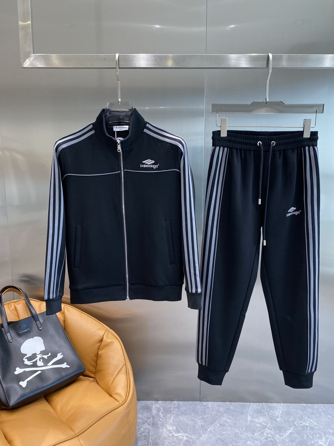 NO:564406,'Paris Home' autumn and winter new counter casual suits of the same style, breathable, comfortable and casual!  Full of high-end feel!  The details are exquisite and high-end, and the workmanship is impeccable!  The original high-end fabric is very high-end!  The fabric is crisp, anti-wrinkle and wear-resistant, warm and stylish. Everyone must buy a set this autumn and winter. It must look cool and handsome when worn. Recommended!  M-3XL next day,,balenciaga,alexander wang19860909《巴黎家》 秋冬新款专柜同款休闲套装,透气舒适休闲！高级感满满！细节精致高档,做工无可挑剔！原版高端面料很显高级！面料挺括抗皱耐磨,保暖利落有型 这个秋冬每人必须入手一套 穿上必须是醉帅气的 推荐款！M-3XL隔天,,balenciaga,alexander wang,Men's clothing