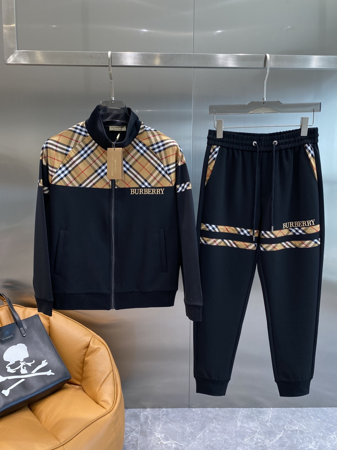 NO:564412,'Babaojia' latest autumn and winter suits - available at the same time, original casual and fashionable suits, the upper body is very unique!  Eye-catching and bright, imported high density, comfortable to the touch, the surface has a warm luster, skin-friendly and breathable, simple yet fashionable, extremely high-grade, the upper body is so handsome, highly recommended, size M-3XL next day, burberry, alexander wang19860909《巴宝家》 秋冬最新品套装-同步有售,原单狠货休闲时尚套装,上身很有特点！吸睛而有亮点,进口 密度高,手感舒适,表面有着温润的光泽,亲肤透气,简单而不失时尚,档次极高,上身帅到爆,极力推荐,码数M-3XL隔天,,burberry,alexander wang,Men's clothing