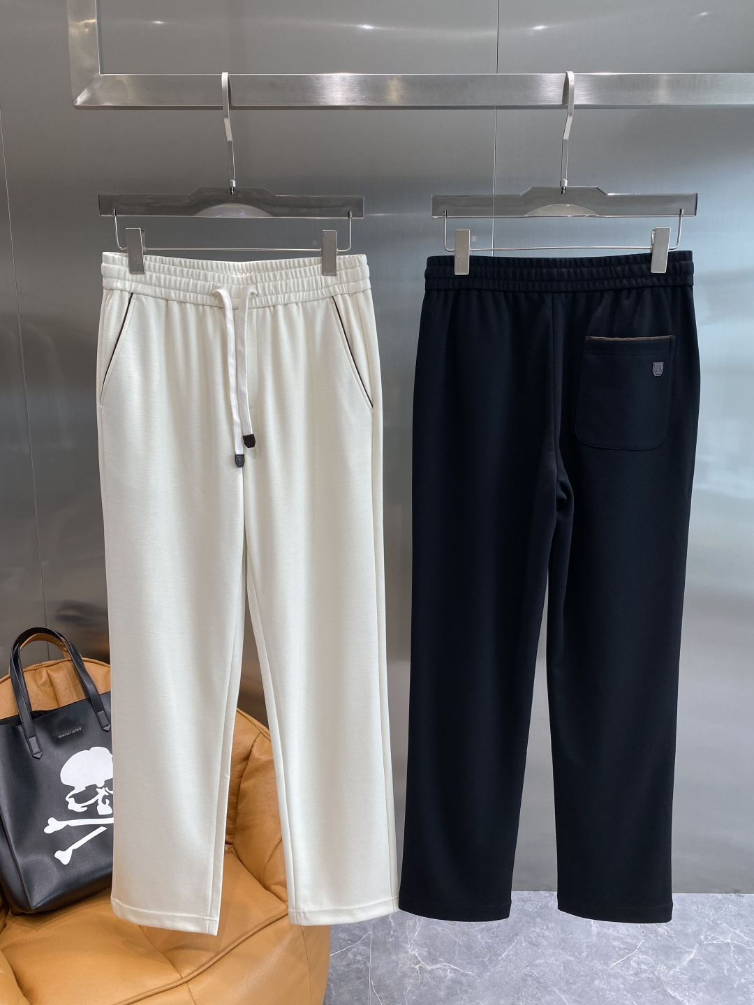 NO:564300,'Bulujia' specializes in new casual pants, high-end versions!  Customized fabrics at the counter are highly comfortable, with impeccable details and brand element design concepts, reflecting high quality. They feel delicate and soft!  It presents a casual cut and the upper body shape is awesome!  Size M-3XL next day,,alexander wang19860909《布鲁家》 专供新款休闲裤 高端版本！专柜定制面料 舒适度高,细节无可挑剔,品牌元素设计理念,体现高品质.手感细腻柔软！呈现休闲裁剪,上身版型超赞！ 码数M-3XL隔天,,alexander wang,Men's clothing