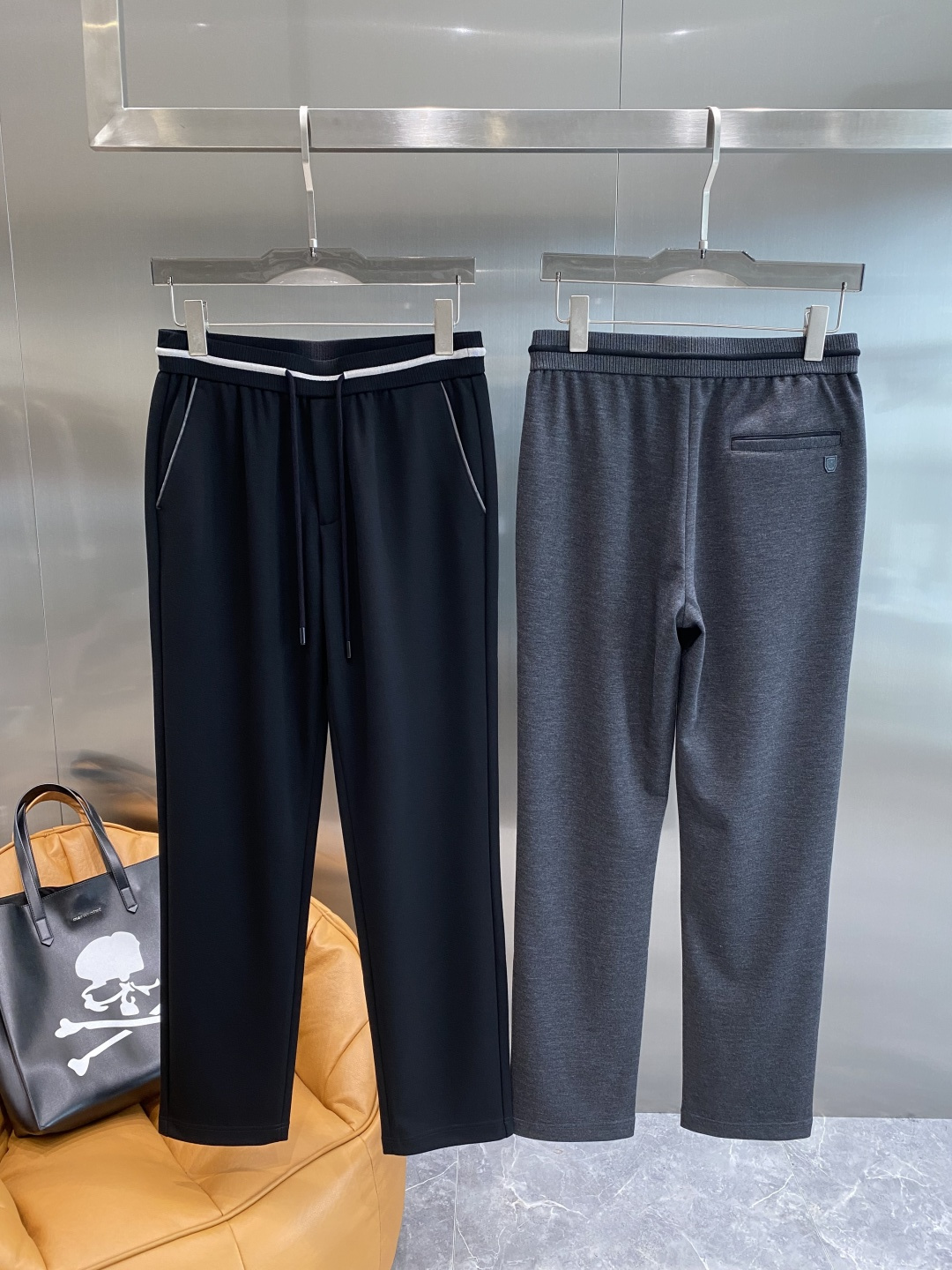 NO:564311,'LP Home' 25ss casual pants golden classic appears again, original order of high-quality fashionable casual pants. Super versatile style. Exclusive customized fabric, very wide and stylish, close-fitting and comfortable. Original custom-made counter with the latest hardware accessories. Super beautiful version, the upper body shows slender legs, the lining and routing are impeccable, you can attend any occasion, and once again emphasize that the fabric is very, very classy! Size M-3XL next day,,loro piana,alexander wang19860909《LP家》 25ss休闲裤金典再次出现,原单订制高品质时尚休闲裤.超级百搭款.独家定制面料,挺阔有型,贴身舒适.原版定制专柜最新五金辅料.超靓版型、上身显腿修长,內里,走线都无可挑剔,任何场合都可出席,再次强调面料非常非常显档次！码数 M-3XL隔天,,loro piana,alexander wang,Men's clothing