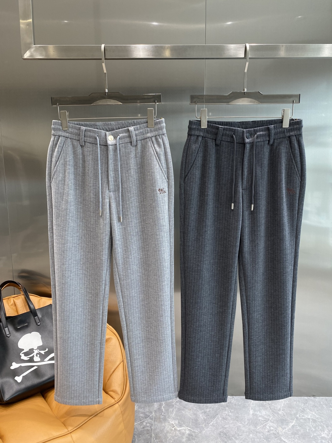 NO:564279,'Bulujia' 25ss casual pants golden classic appears again, original order high-quality fashionable casual pants. Super versatile style. Exclusive customized fabric, very wide and stylish, close-fitting and comfortable. Original customization counter with the latest hardware accessories. Super beautiful shape, the upper body shows slender legs, the lining and routing are impeccable, you can attend any occasion, and once again emphasize that the fabric is very, very classy! Size M-3XL next day,,alexander wang19860909《布鲁家》 25ss休闲裤金典再次出现,原单订制高品质时尚休闲裤.超级百搭款.独家定制面料,挺阔有型,贴身舒适.原版定制专柜最新五金辅料.超靓版型、上身显腿修长,內里,走线都无可挑剔,任何场合都可出席,再次强调面料非常非常显档次！码数 M-3XL隔天,,alexander wang,Men's clothing