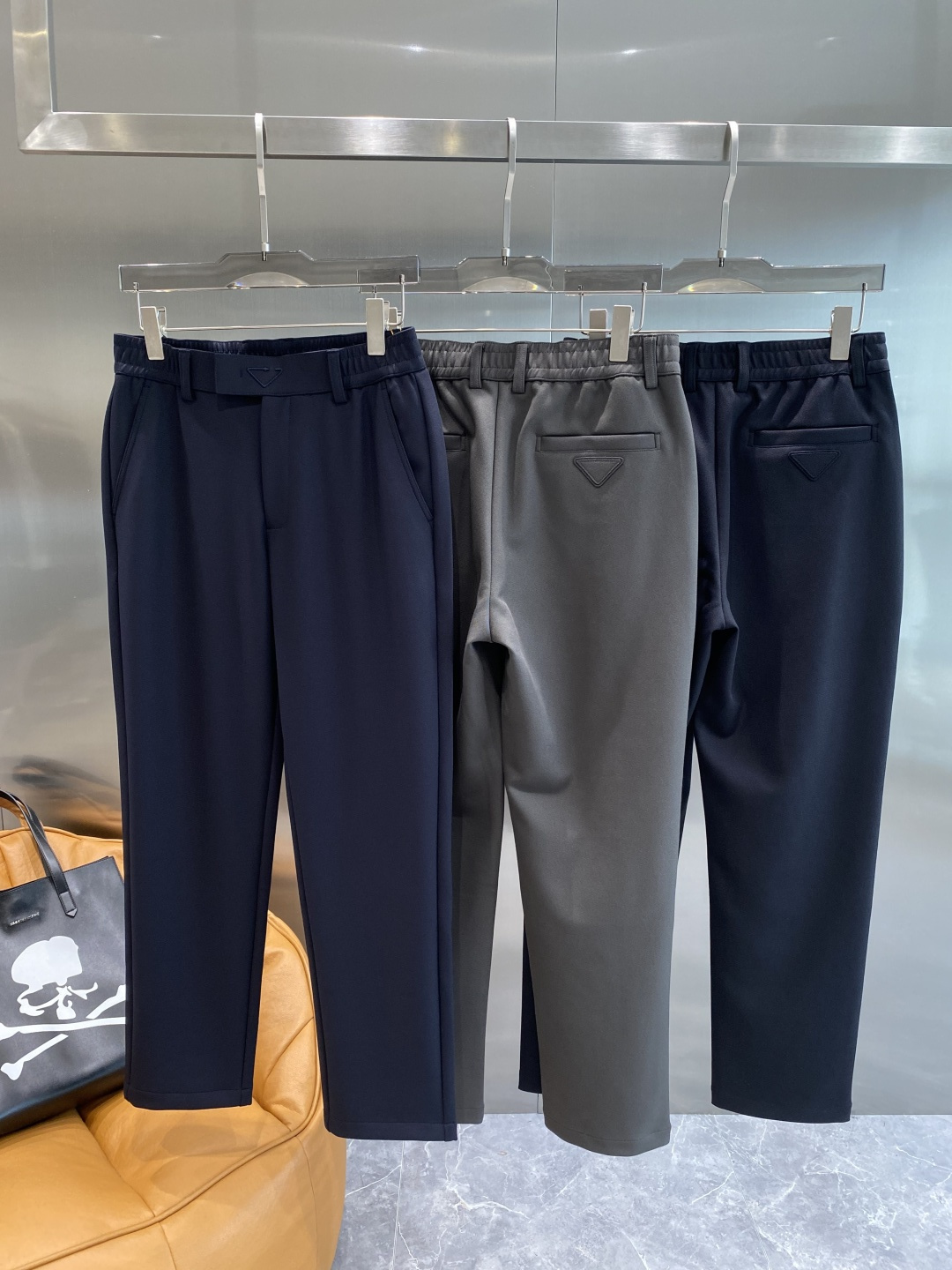 NO:564326,'Pujia' The latest model of the autumn and winter Asian series!  High-end goods, high-end customized slim-fitting business casual trousers and trousers, original hardware, completely suitable for daily business and leisure, the upper body effect is super positive, three-dimensional slimming and hip lift, the leg lines are fully highlighted, and it contains special Tencel cotton fabric!  It is a type of yarn-dyed cotton!  The texture is tight and delicate, the upper body is very comfortable and stylish, and it is extremely practical and versatile, so it is worth buying!  Old customers must receive recommendations!  !  Size M-3XL next day,,prada,alexander wang19860909《普家》 秋冬亚洲系列最新款！高端狠货 高端订制修身商务休闲裤西裤 原版五金 日常商务休闲都完全适用的款,上身效果超正,立体修身提臀,腿部线条完全得到彰显,含天丝特殊棉面料！属于色织棉的类型！纹理紧致细腻,上身非常舒适有型,而且极为实穿百搭,非常值得入手！老客户必收推荐！！尺码M-3XL隔天,,prada,alexander wang,Men's clothing