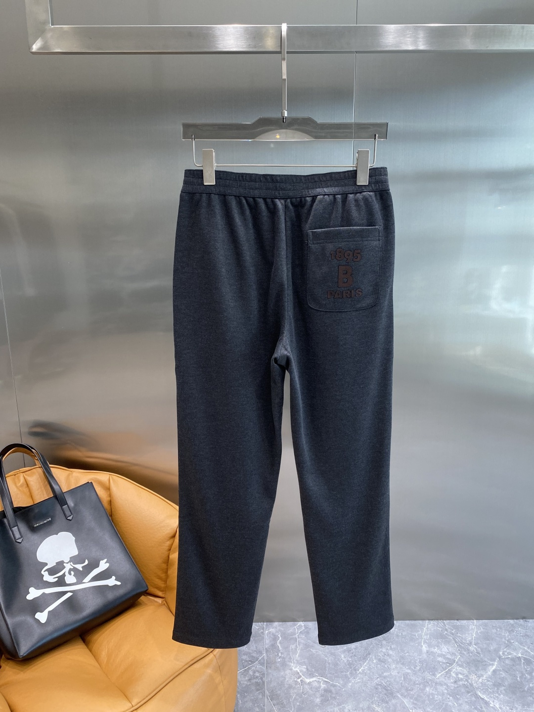 NO:564342,'Bulujia' new products are launched simultaneously at the counter. High-quality fashionable casual pants made from original orders. Super versatile. Exclusively customized fabrics, with a delicate and soft feel, comfortable close-fitting, and a super stylish upper body! The latest hardware accessories from the original customized counter. Super beautiful shape, the upper body shows slender legs, the lining and wiring are impeccable, you can attend any occasion, size M-3XL next day,, alexander wang19860909《布鲁家》 专柜新品同步上市.原单订制高品质时尚休闲裤.超级百搭款.独家定制面料,手感细腻柔软,贴身舒适,上身超有型！原版定制专柜最新五金辅料.超靓版型、上身显腿修长,內里,走线都无可挑剔,任何场合都可出席,码数 M-3XL隔天,,alexander wang,Men's clothing