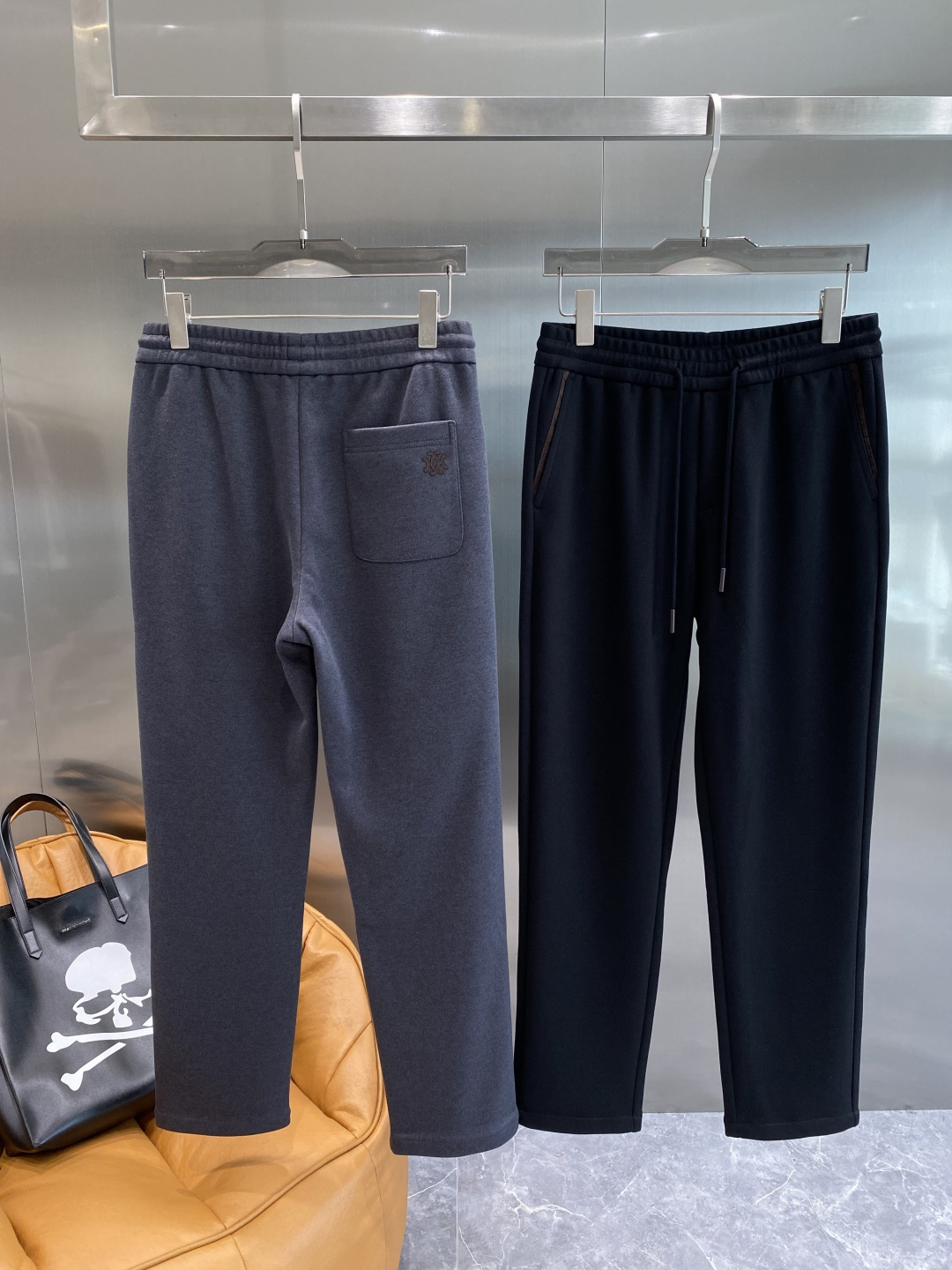 NO:564334,'Jenny's Home' counters have new products on the market at the same time. High-quality fashionable casual pants made from original orders. Super versatile. Exclusively customized fabrics, with a delicate and soft feel, comfortable close-fitting, and a super stylish upper body! The latest hardware accessories from the original customized counter. Super beautiful shape, the upper body shows slender legs, the lining and wiring are impeccable, you can attend any occasion, size M-3XL next day,,zegna,alexander wang19860909《杰尼家》 专柜新品同步上市.原单订制高品质时尚休闲裤.超级百搭款.独家定制面料,手感细腻柔软,贴身舒适,上身超有型！原版定制专柜最新五金辅料.超靓版型、上身显腿修长,內里,走线都无可挑剔,任何场合都可出席,码数 M-3XL隔天,,zegna,alexander wang,Men's clothing