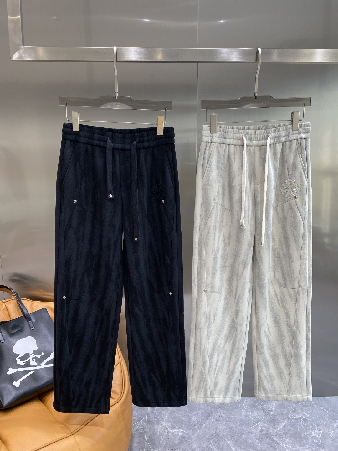 NO:567260,'Cro Heart' specializes in high-end versions of new casual pants and straight pants!  Customized fabrics at the counter are highly comfortable, with impeccable details and brand element design concepts, reflecting high quality. They feel delicate and soft!  It presents a casual cut and the upper body shape is awesome!  Size M-3XL next day,,chrome hearts,alexander wang19860909《克罗心》 专供新款休闲裤 直筒裤 高端版本！专柜定制面料 舒适度高,细节无可挑剔,品牌元素设计理念,体现高品质.手感细腻柔软！呈现休闲裁剪,上身版型超赞！ 码数M-3XL隔天,,chrome hearts,alexander wang,Men's clothing