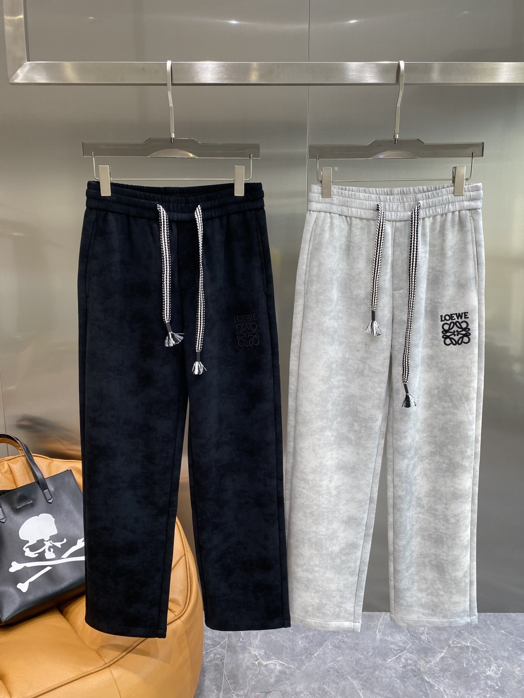 NO:567257,'Loewe' specializes in high-end versions of new casual pants and straight pants!  Customized fabrics at the counter are highly comfortable, with impeccable details and brand element design concepts, reflecting high quality. They feel delicate and soft!  It presents a casual cut and the upper body shape is awesome!  Size M-3XL next day,,loewe,alexander wang19860909《罗意威》 专供新款休闲裤 直筒裤 高端版本！专柜定制面料 舒适度高,细节无可挑剔,品牌元素设计理念,体现高品质.手感细腻柔软！呈现休闲裁剪,上身版型超赞！ 码数M-3XL隔天,,loewe,alexander wang,Men's clothing