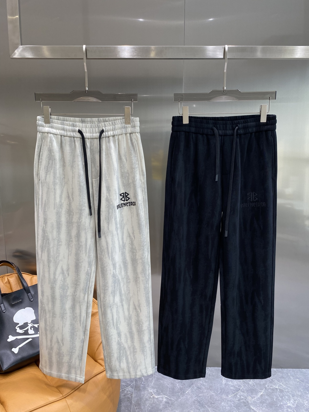 NO:567253,'Balenciaga' specializes in new casual pants, straight-leg pants, high-end versions!  Customized fabrics at the counter are highly comfortable, with impeccable details and brand element design concepts, reflecting high quality. They feel delicate and soft!  It presents a casual cut and the upper body shape is awesome!  Size M-3XL next day,,balenciaga,alexander wang19860909《巴黎世家》 专供新款休闲裤 直筒裤 高端版本！专柜定制面料 舒适度高,细节无可挑剔,品牌元素设计理念,体现高品质.手感细腻柔软！呈现休闲裁剪,上身版型超赞！ 码数M-3XL隔天,,balenciaga,alexander wang,Men's clothing