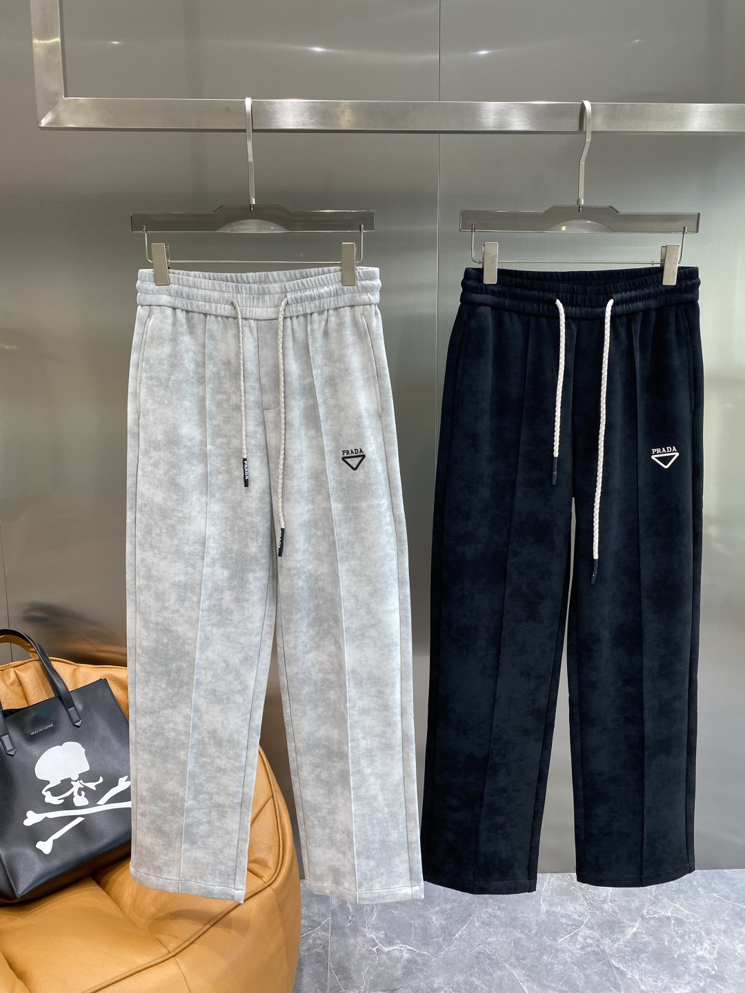 NO:567249,'Prada' specializes in high-end versions of new casual pants and straight pants!  Customized fabrics at the counter are highly comfortable, with impeccable details and brand element design concepts, reflecting high quality. They feel delicate and soft!  It presents a casual cut and the upper body shape is awesome!  Size M-3XL next day, prada, alexander wang19860909《普拉达》 专供新款休闲裤 直筒裤 高端版本！专柜定制面料 舒适度高,细节无可挑剔,品牌元素设计理念,体现高品质.手感细腻柔软！呈现休闲裁剪,上身版型超赞！ 码数M-3XL隔天,,prada,alexander wang,Men's clothing