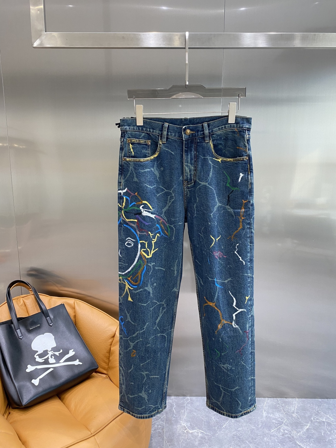 NO:567266,'Fanjia' new products at the counter, original jeans, made by original heavy industry, brand classic LOGO design, complete with three standards!  Original hardware accessories. Customized denim fabrics at the counter, completely matched to the counter. You are welcome to try it on at the counter before buying. Don’t be afraid of comparing good products. Straight-leg pants, size 29-36, next day, jeans, alexander wang19860909《范家》 专柜新品,原版牛仔裤 原版重工打造,品牌经典LOGO设计,三标齐全！原版五金辅料.专柜定制牛仔面料,完全对版专柜,欢迎专柜试穿后再购买,好货不怕比.直筒裤 码数29-36隔天,,jeans,alexander wang,Men's clothing