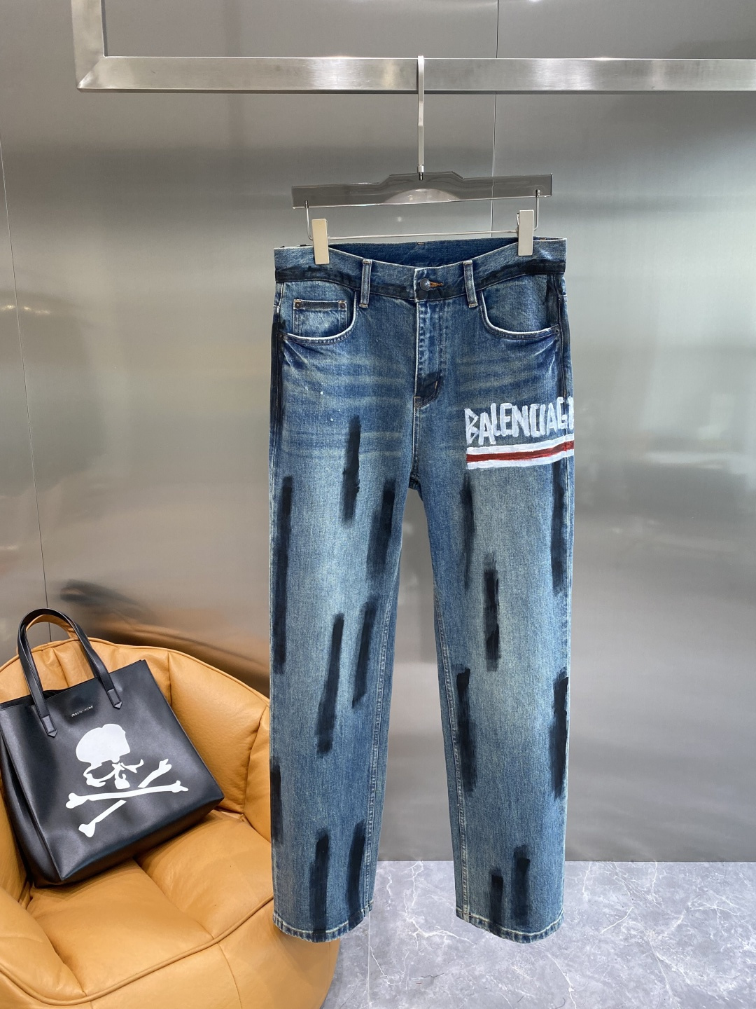 NO:567284,'Paris Home' new products at the counter, original jeans, made by original heavy industry, brand classic LOGO design, complete with three standards!  Original hardware accessories. Customized denim fabrics at the counter, completely matched to the counter. You are welcome to try it on at the counter before buying. Don’t be afraid of good products. Straight pants are available in sizes S-XXL the next day, balenciaga, jeans, alexander wang19860909《巴黎家》 专柜新品,原版牛仔裤 原版重工打造,品牌经典LOGO设计,三标齐全！原版五金辅料.专柜定制牛仔面料,完全对版专柜,欢迎专柜试穿后再购买,好货不怕比.直筒裤 码数S-XXL隔天,,balenciaga,jeans,alexander wang,Men's clothing